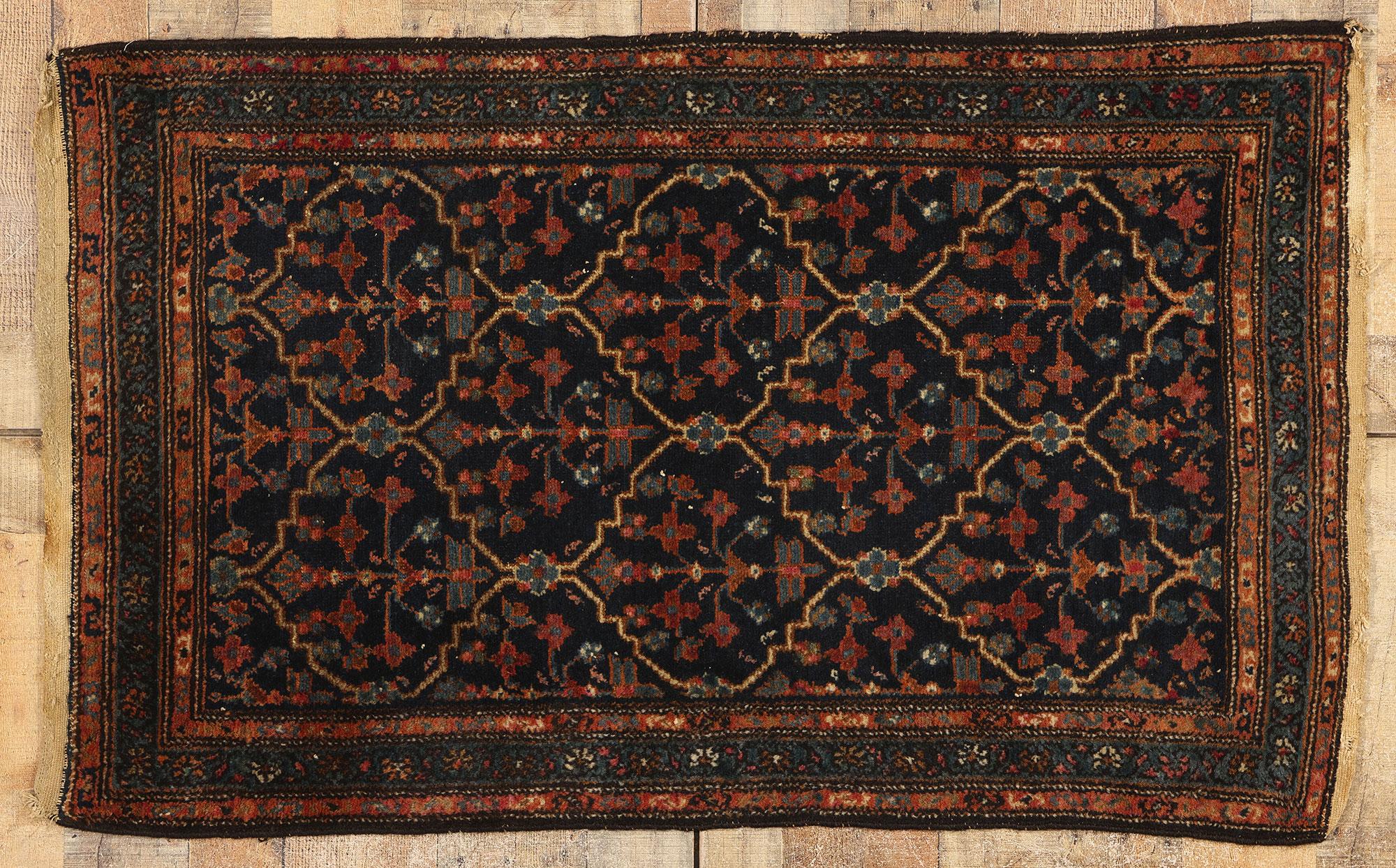 Tapis persan Hamadan noir antique, l'allure intemporelle rencontre l'Elegance énigmatique en vente 1