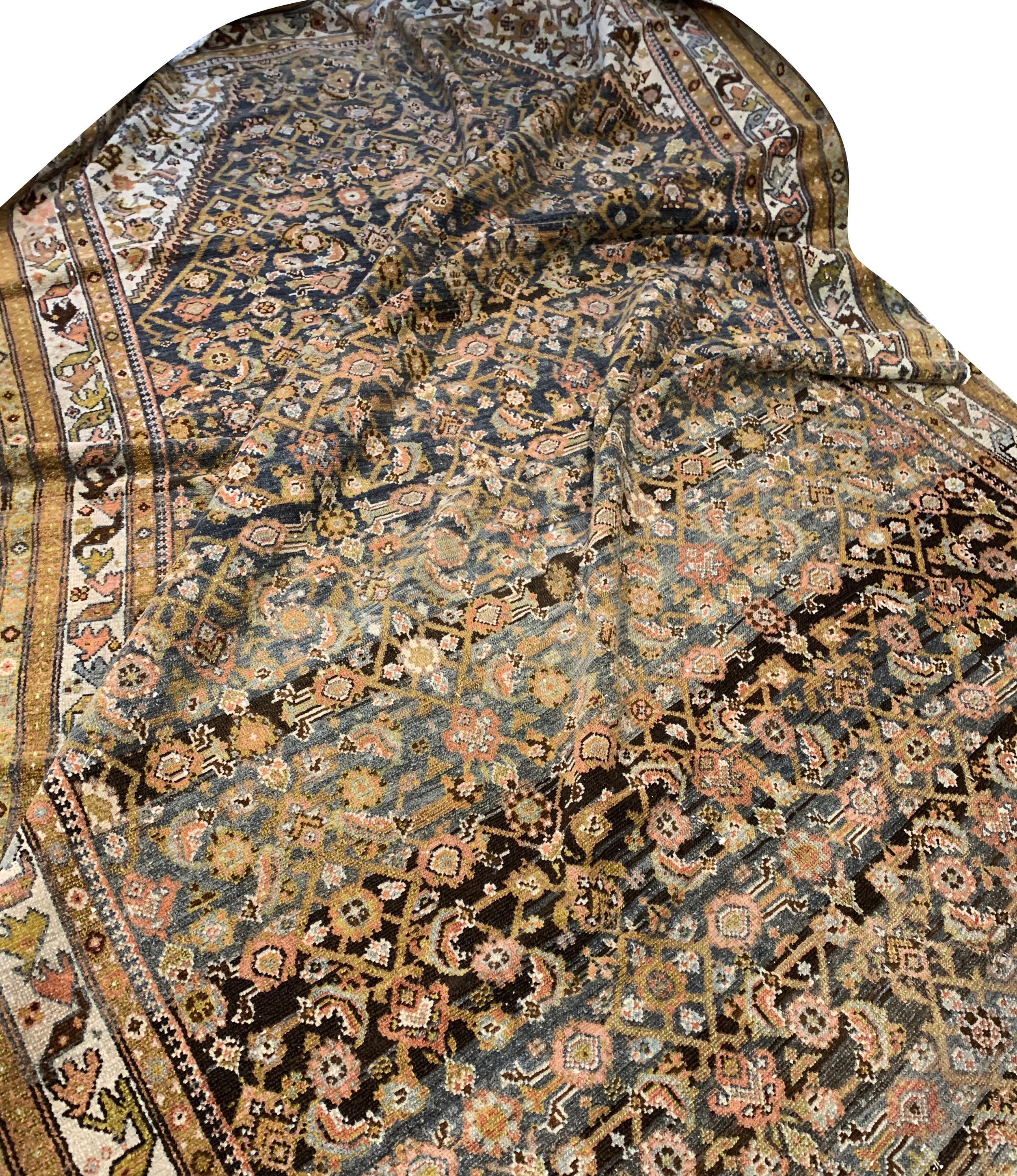 Antiker schwarzer persischer Malayer-Teppich-Läufer, 6'2 x 24'8 im Angebot 4