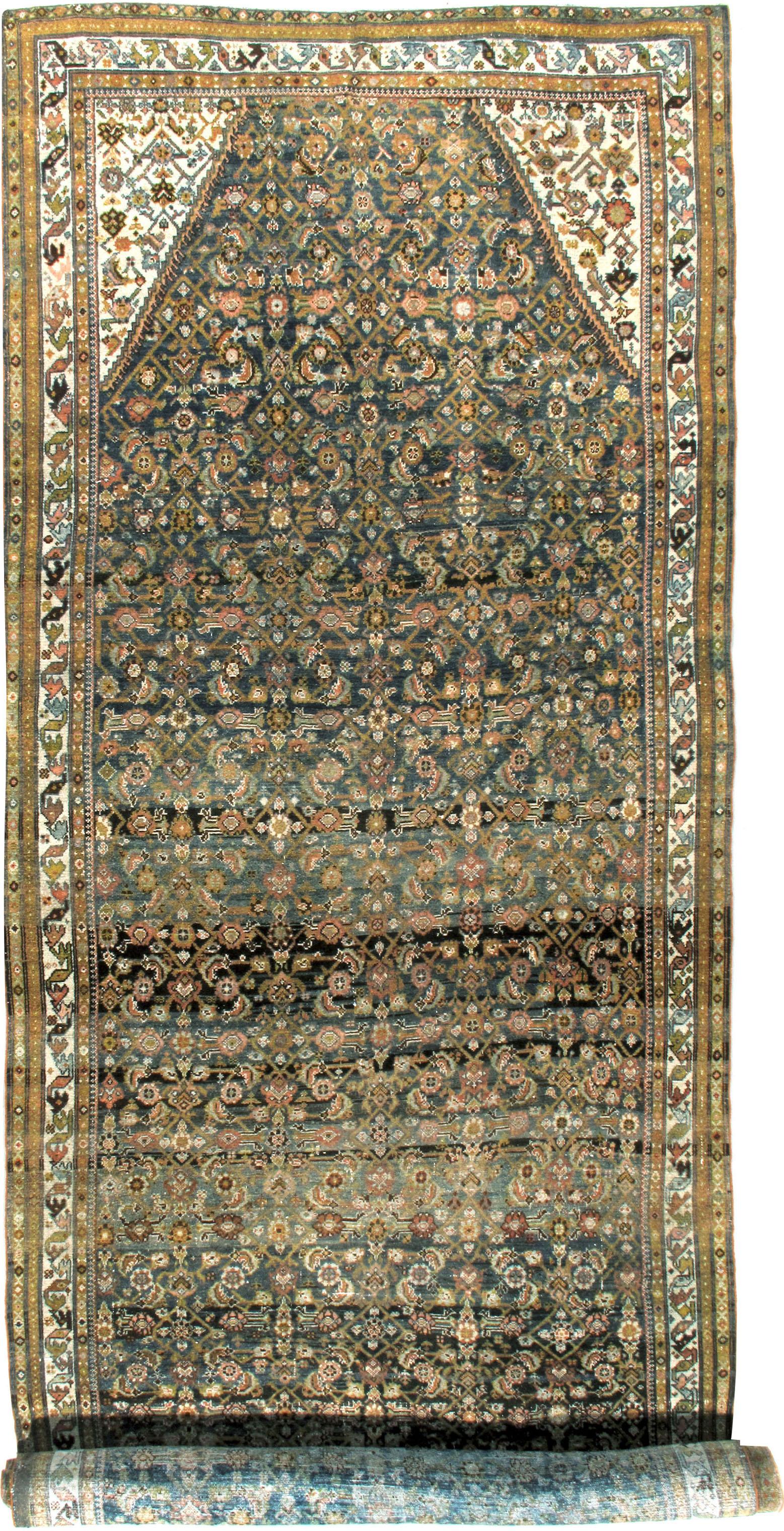 Antiker schwarzer persischer Malayer-Teppich-Läufer, 6'2 x 24'8 (Persisch) im Angebot
