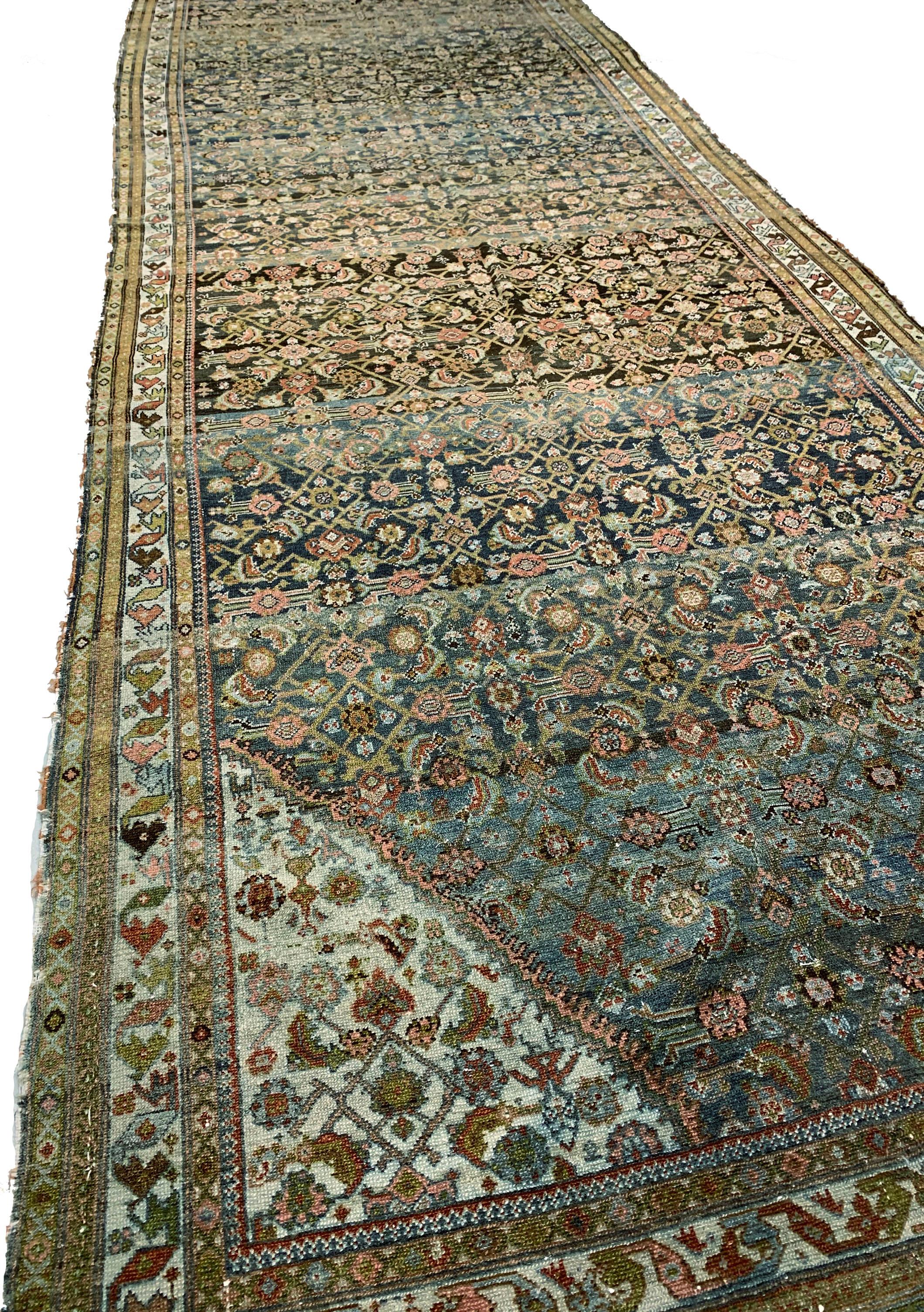 Antiker schwarzer persischer Malayer-Teppich-Läufer, 6'2 x 24'8 im Angebot 1