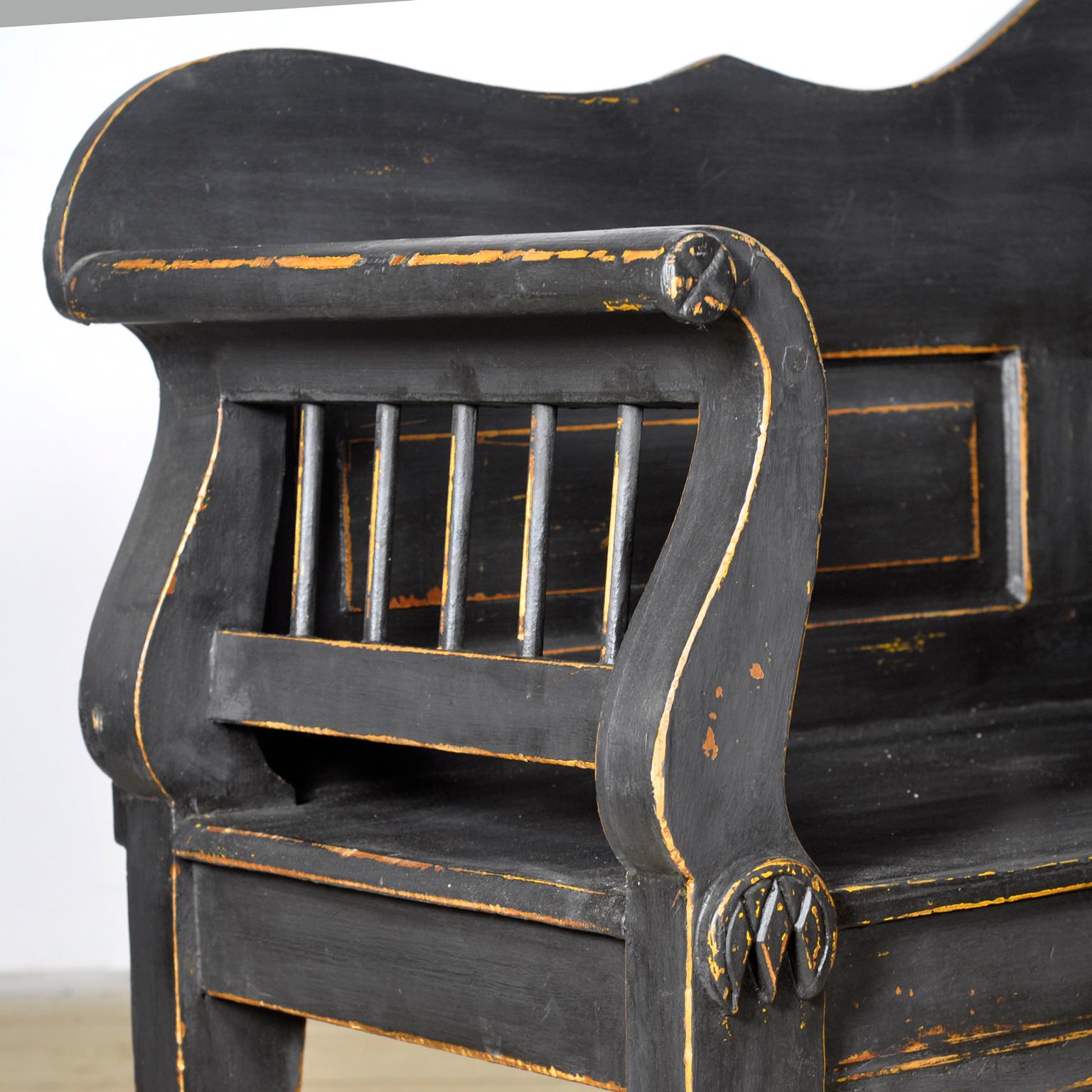 Banc ancien en pin noir, années 1900 en vente 4