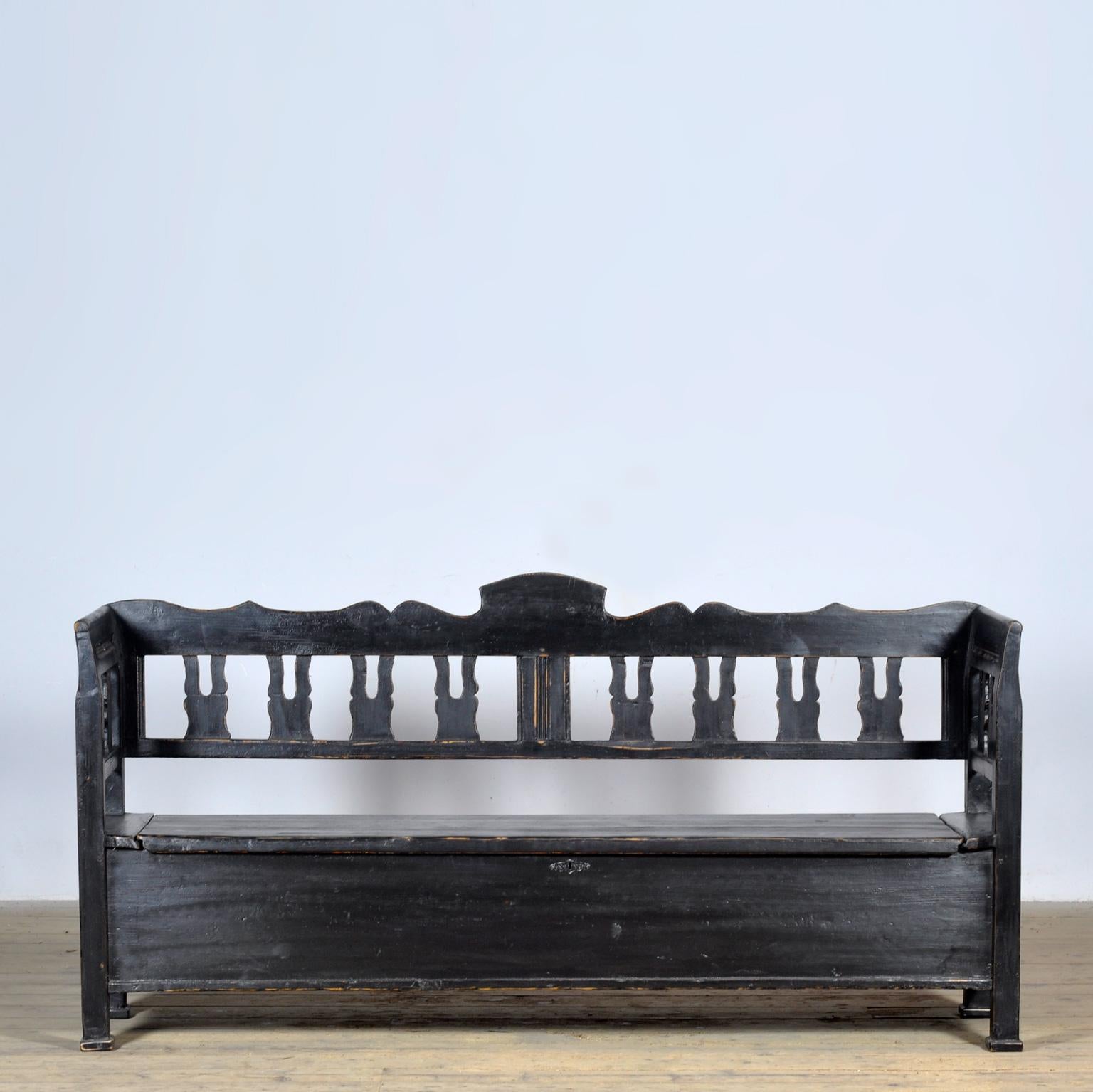 Un charmant et authentique banc hongrois datant d'environ 1900 - une belle pièce d'artisanat avec du caractère et de l'histoire. La peinture noire d'origine s'est usée naturellement au fil des ans, révélant subtilement le bois chaud et donnant au