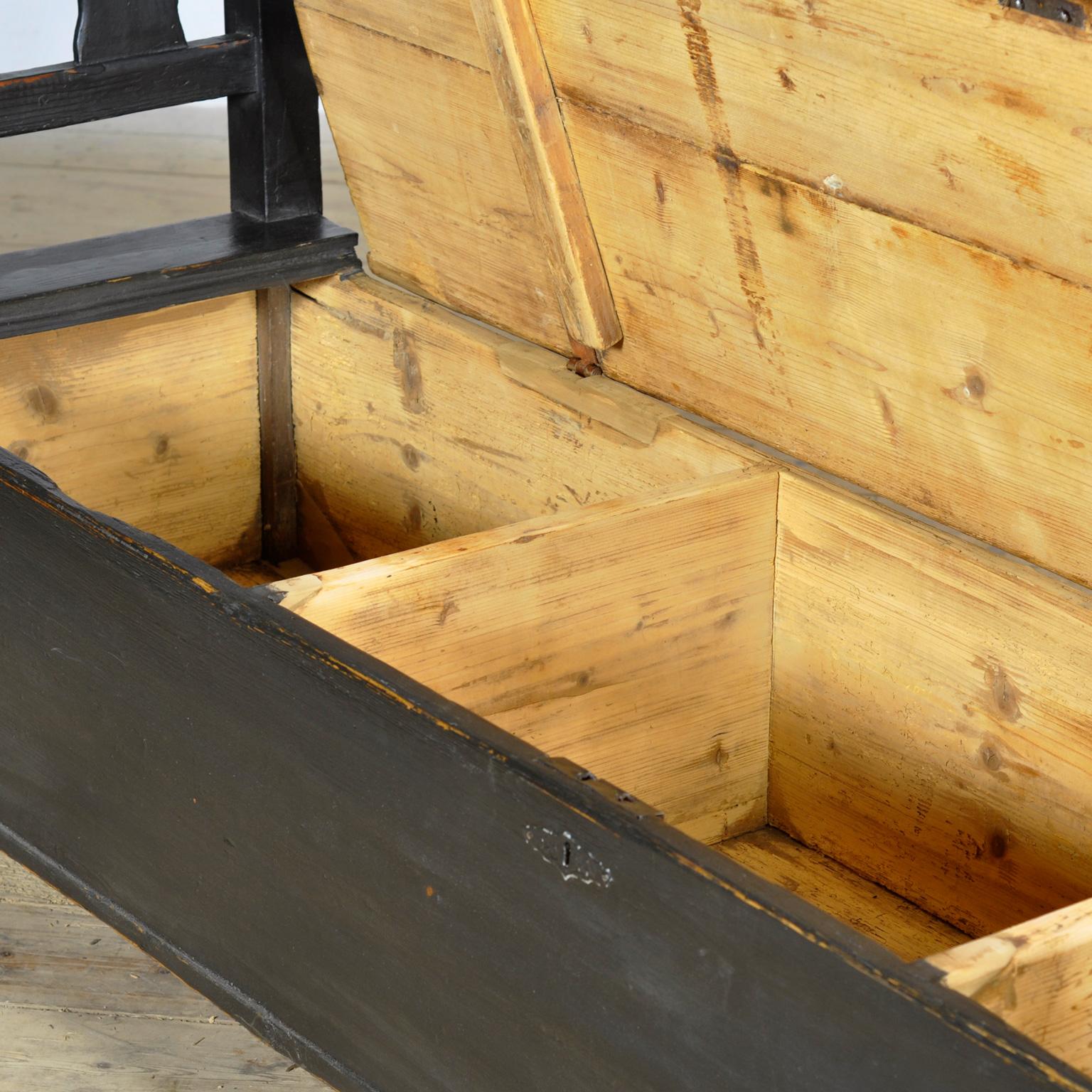 Banc ancien en pin noir, années 1900 Bon état - En vente à Amsterdam, Noord Holland