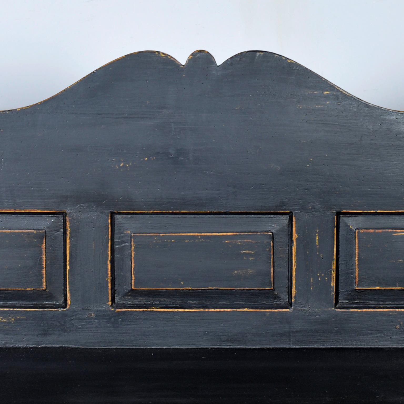 Banc ancien en pin noir, années 1900 en vente 1