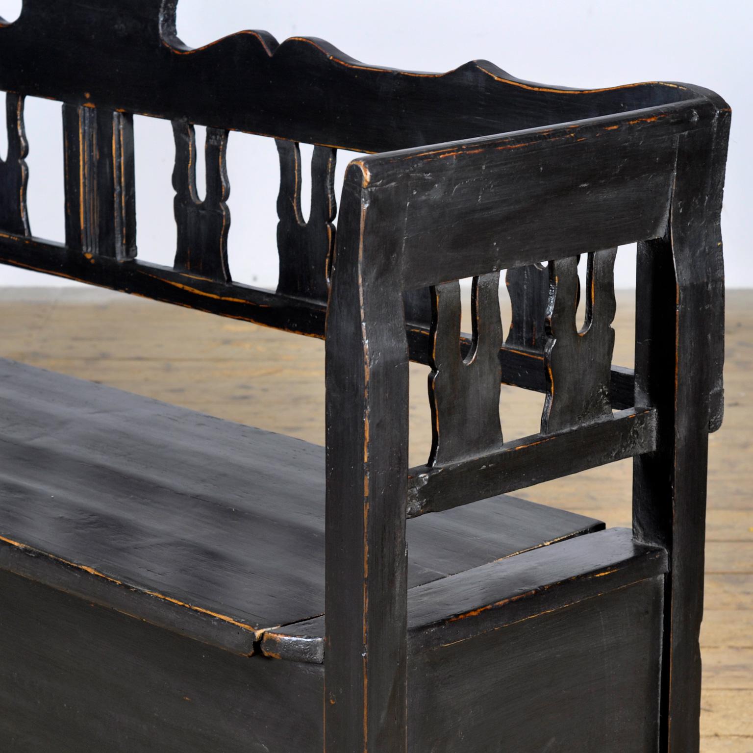 Banc ancien en pin noir, années 1900 en vente 1