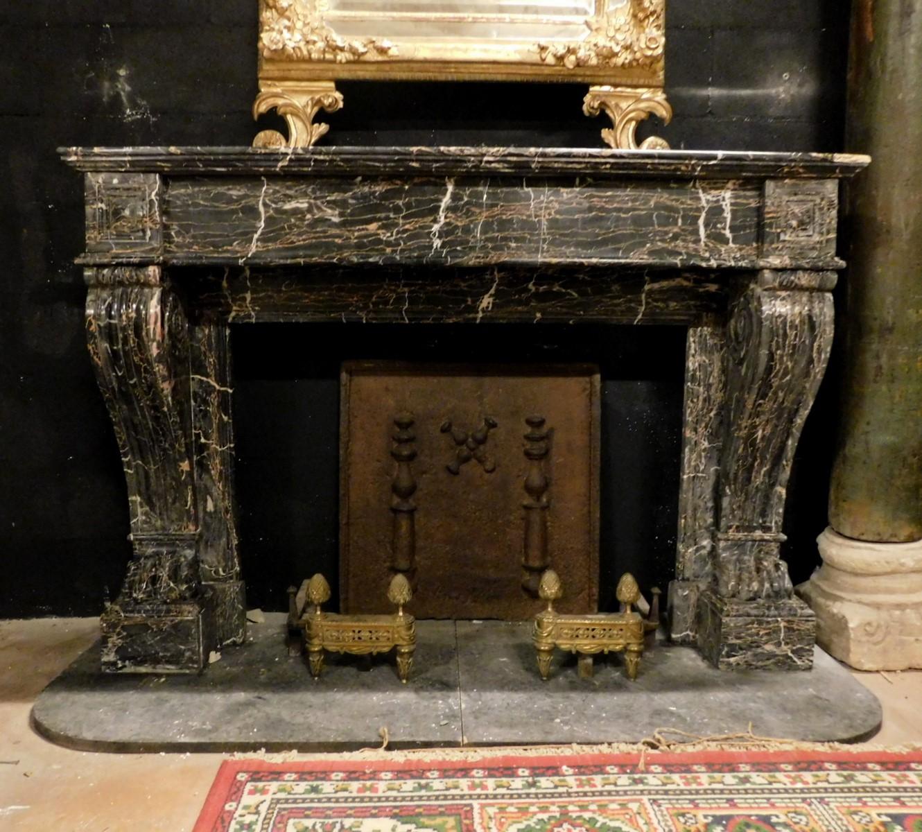 Antiker Kamin aus schwarzem Portoro-Marmor (La Spezia) mit Skulpturen von Löwentatzen, handgefertigt im 19. Jahrhundert für einen bedeutenden ligurischen Palast (Italien).
Schön und von großem Charakter, die Farbe des Marmors ist selten und