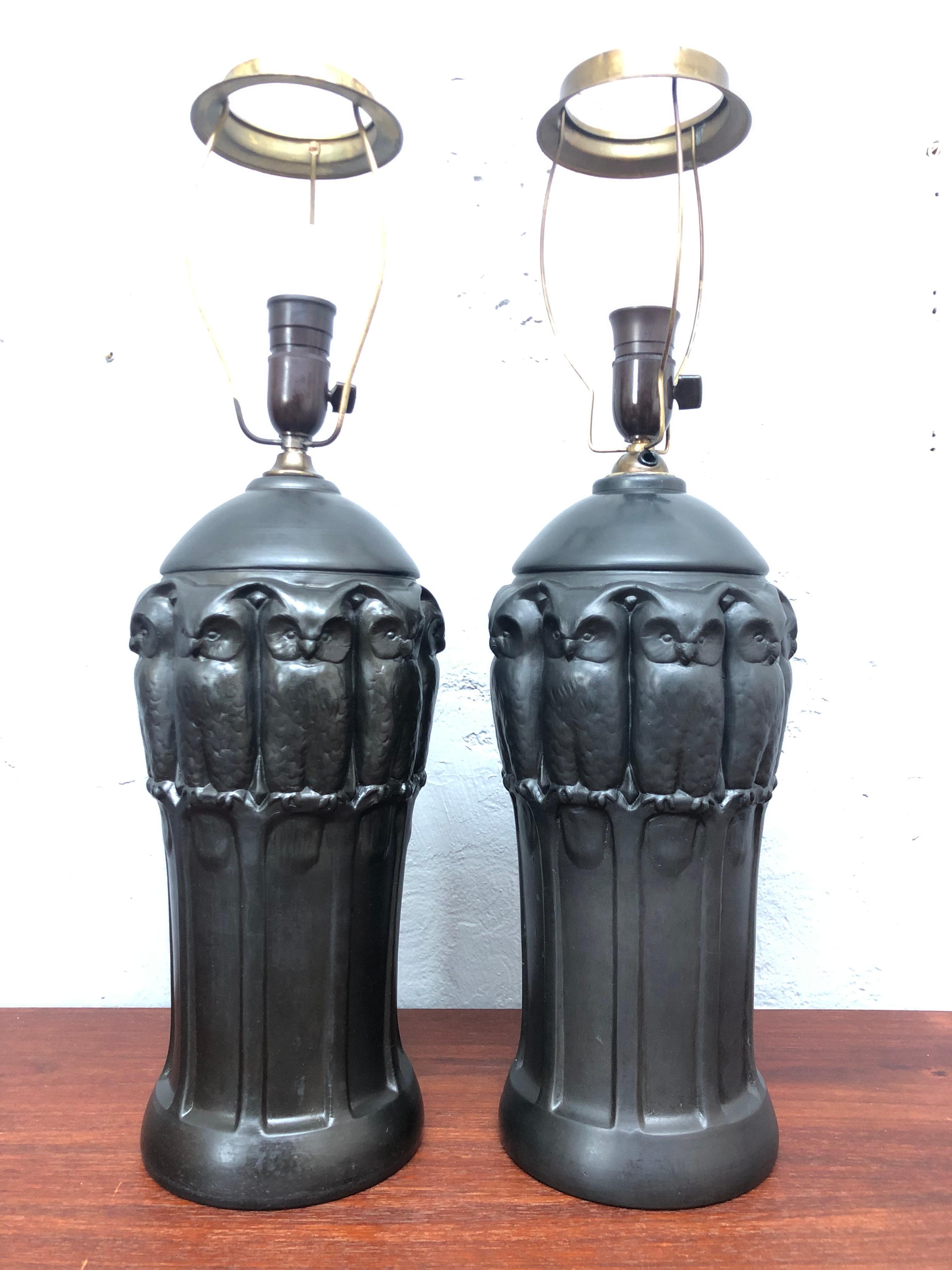 Une étonnante paire de lampes de table en poterie noire avec des hiboux par Lauritz Adolph Hjorth de Bornholm au Danemark.
Les lampes ont été recâblées avec un câble en tissu torsadé noir et isolé à l'endroit où il passe à travers le collier en