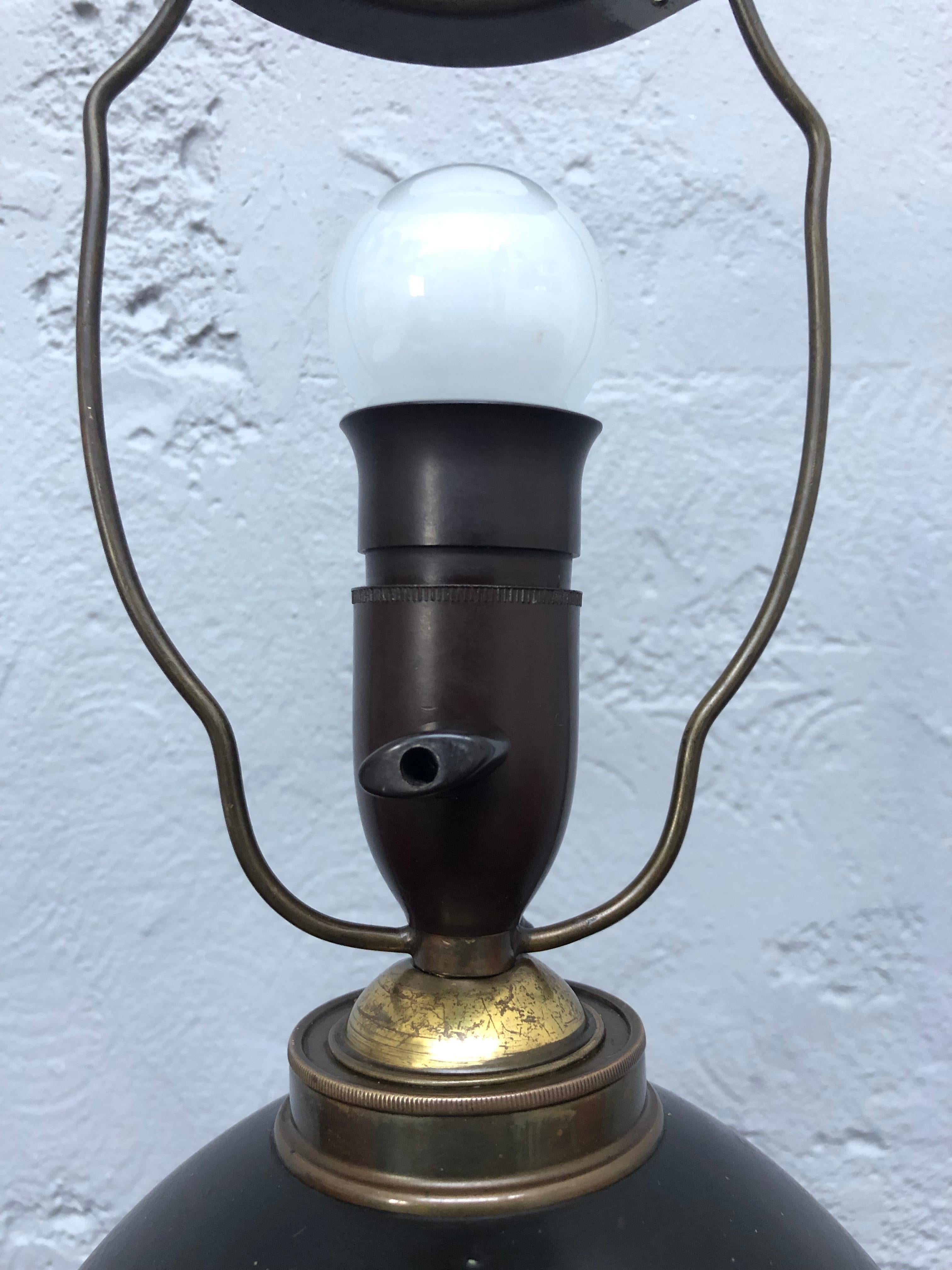 Poteries Lampe de bureau en poterie noire ancienne en forme de hibou par L. Hjorth de Bornholm en vente