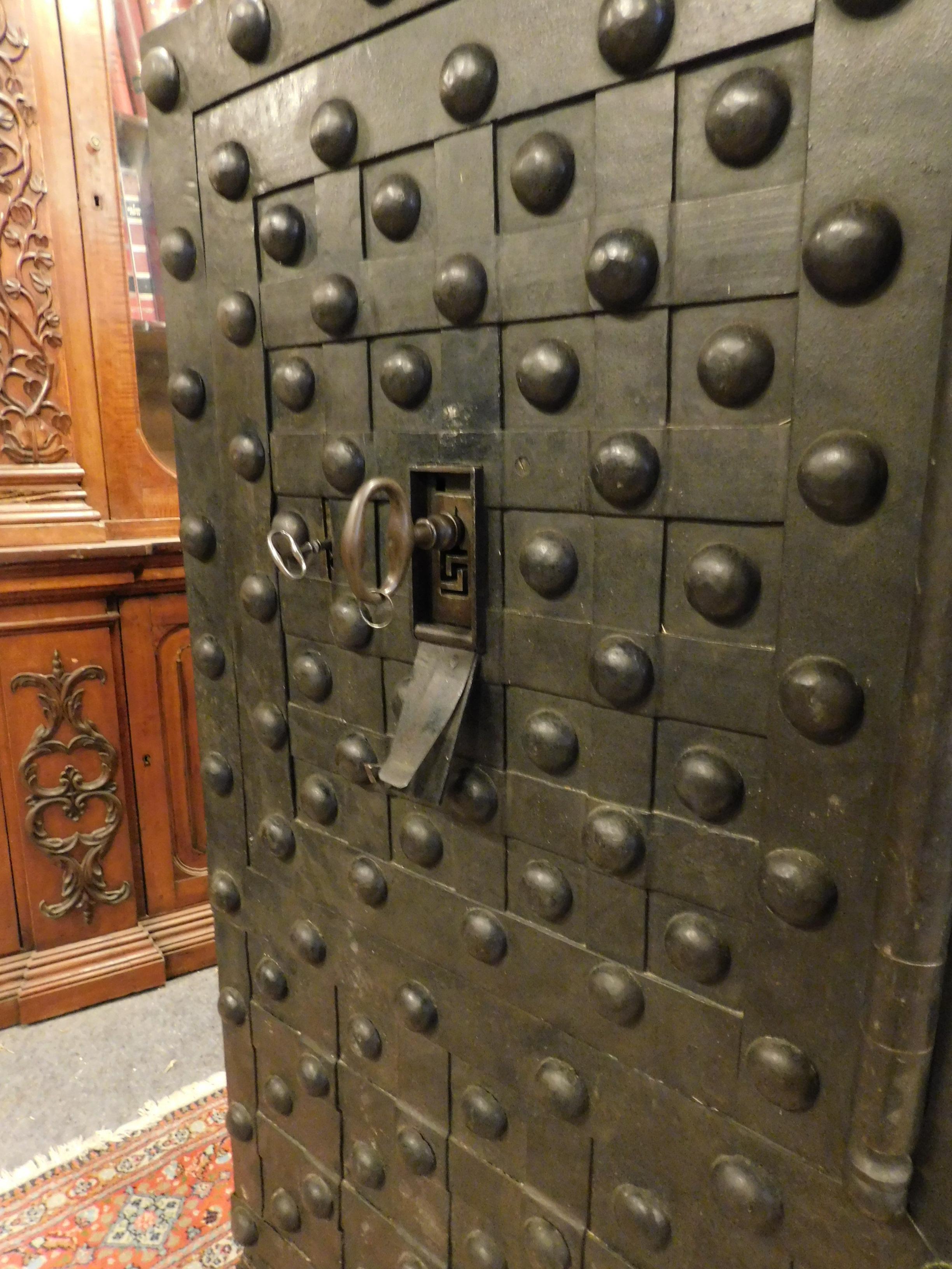 Antique Black Safe, Strongbox in Wood & Iron, Original Keys, 17th Century Italy 3