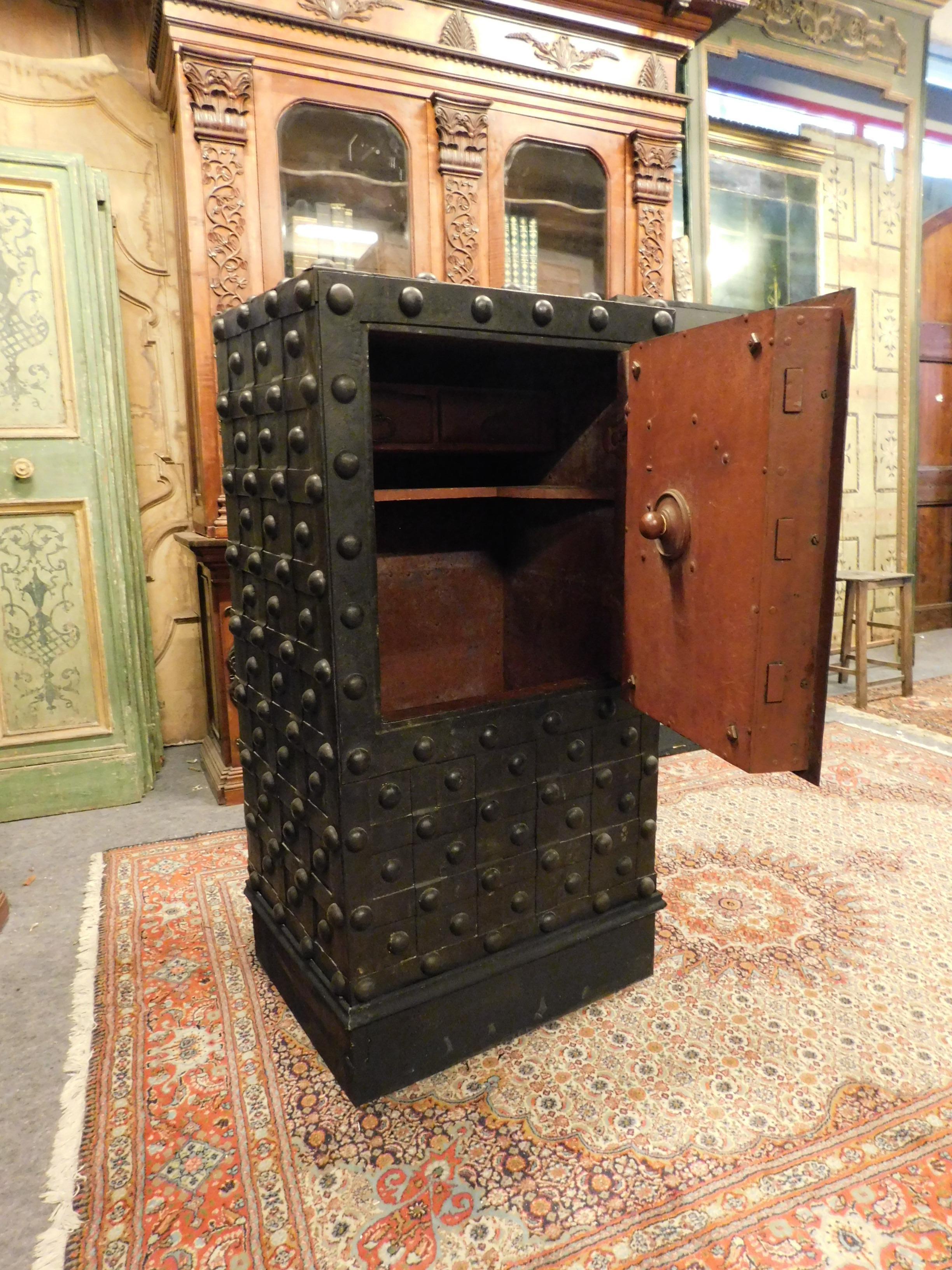 Antique Black Safe, Strongbox in Wood & Iron, Original Keys, 17th Century Italy 4