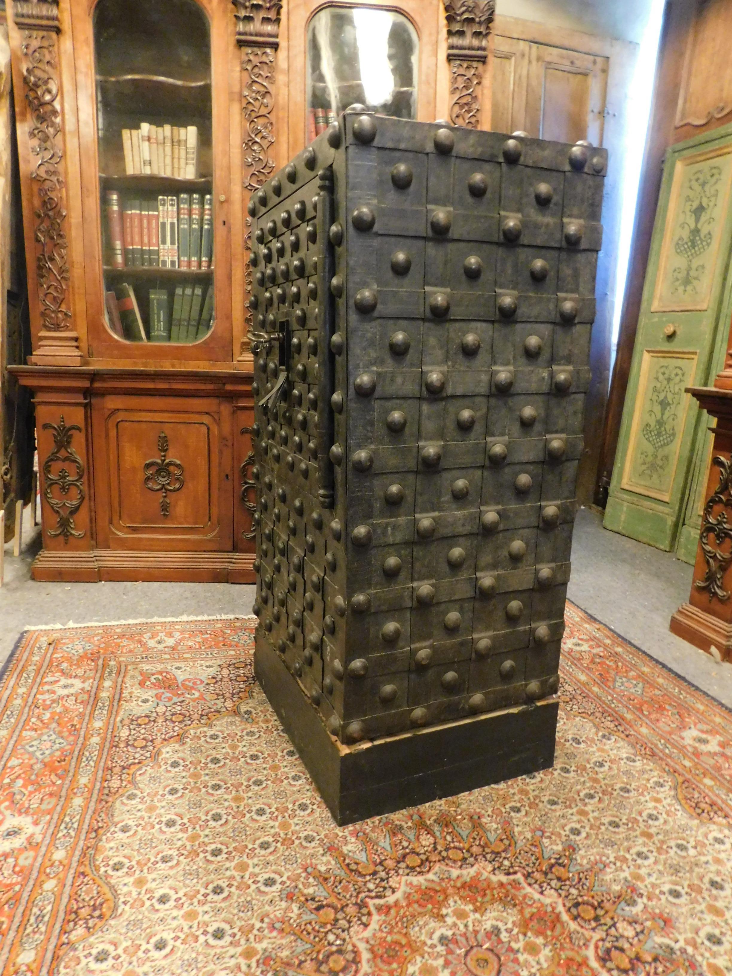 Antique Black Safe, Strongbox in Wood & Iron, Original Keys, 17th Century Italy In Good Condition In Cuneo, Italy (CN)