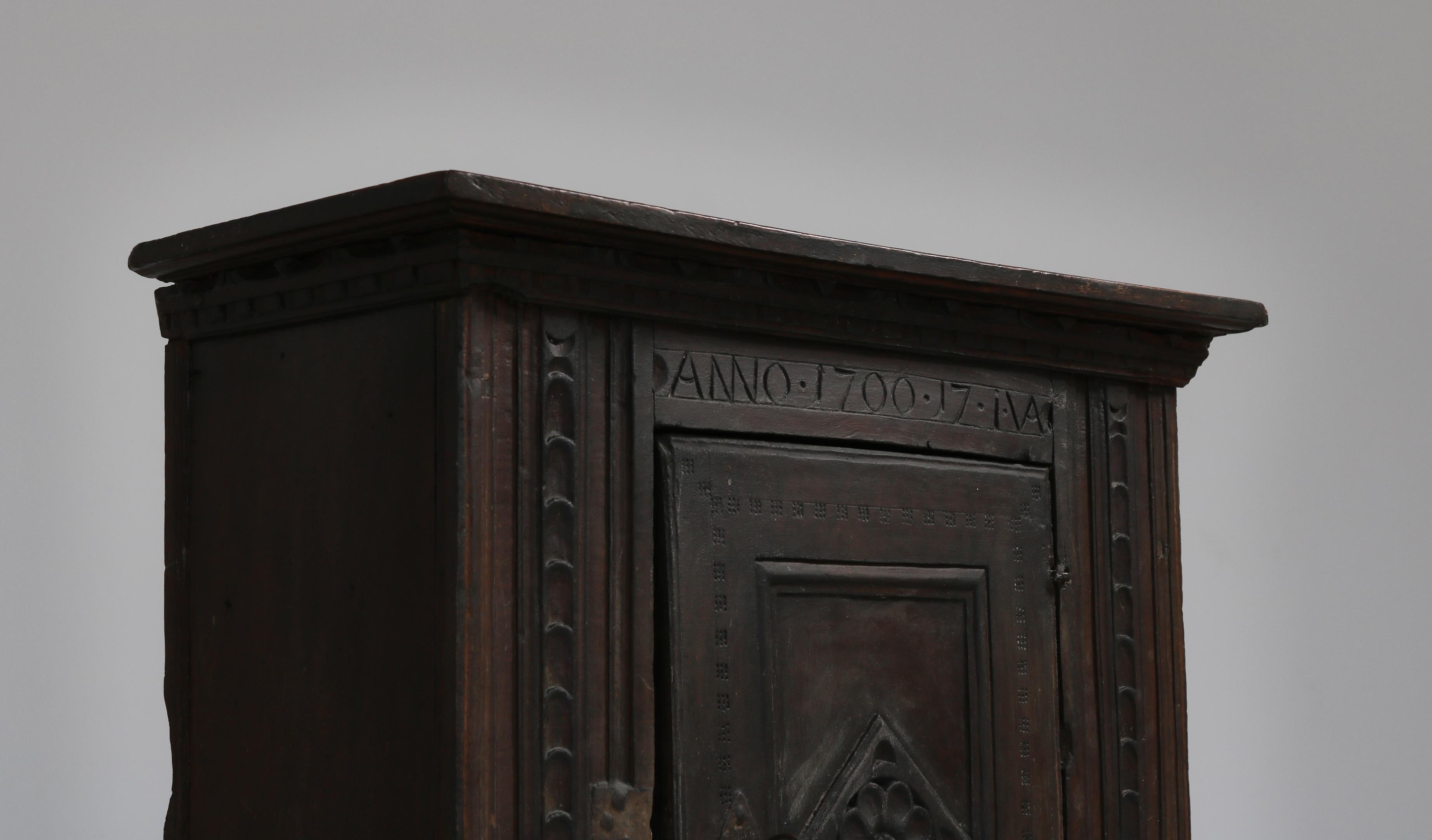 Ancienne armoire baroque en chêne sculpté teinté noir foncé en vente 2