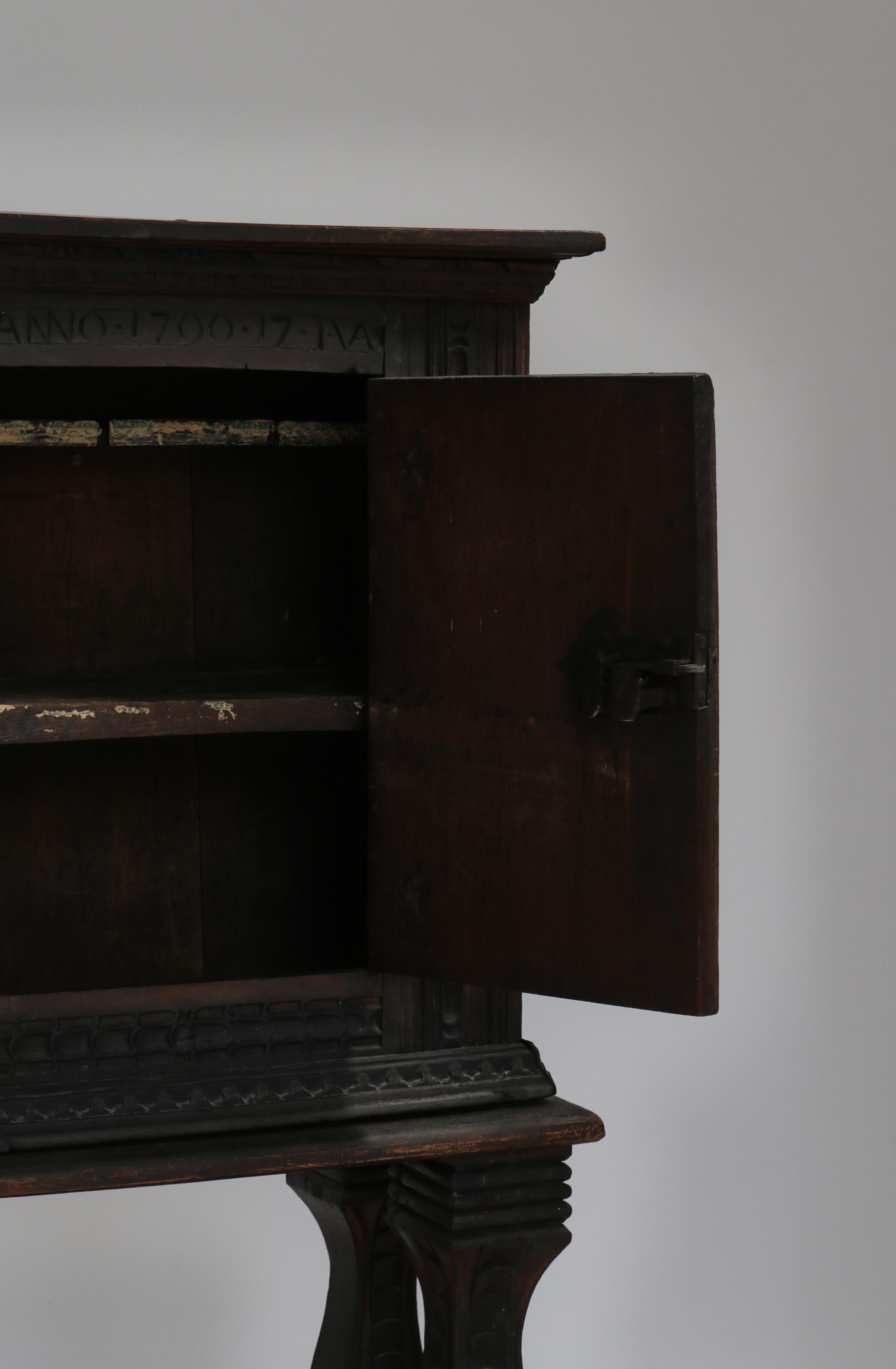 Ancienne armoire baroque en chêne sculpté teinté noir foncé en vente 3