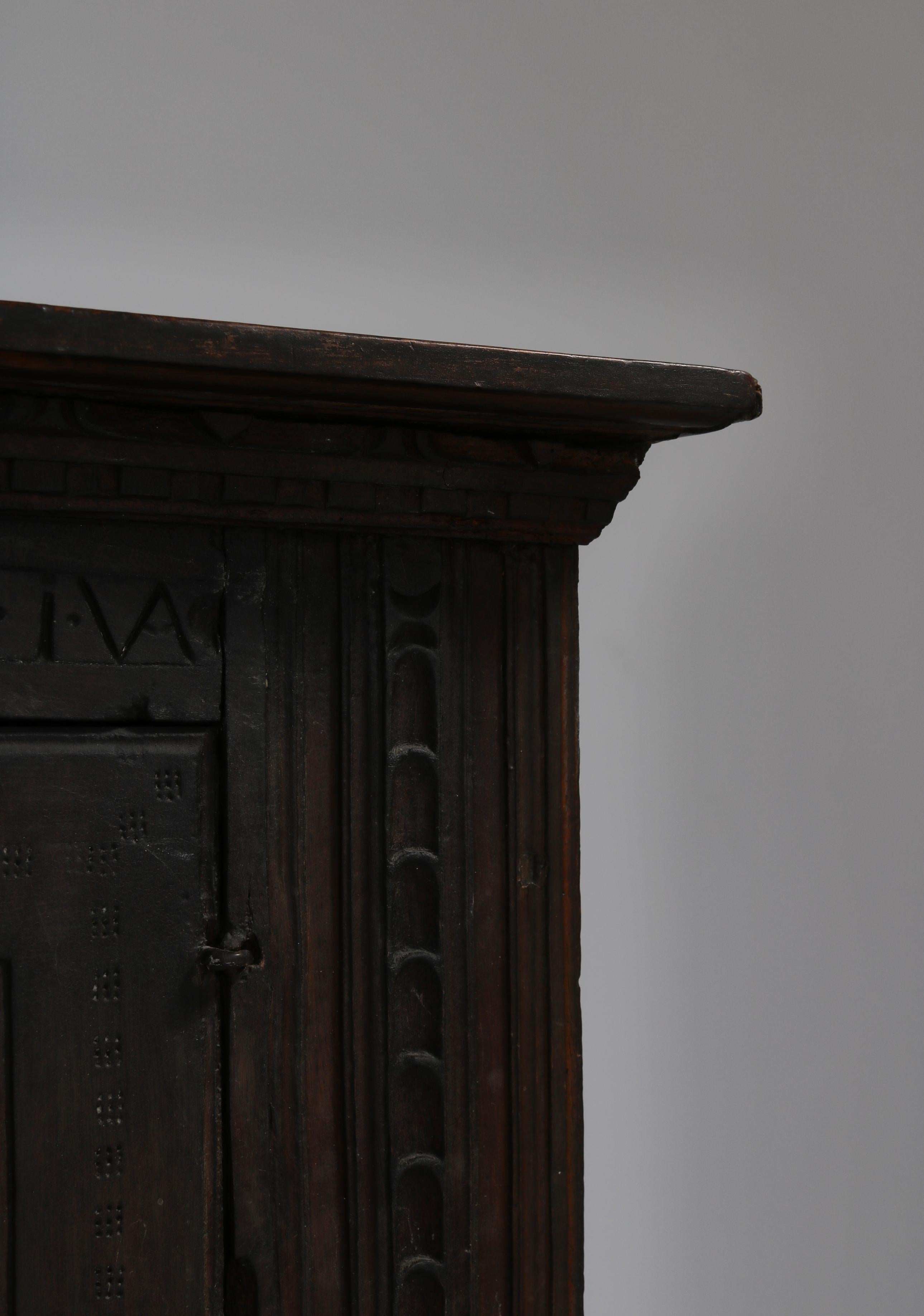 Ancienne armoire baroque en chêne sculpté teinté noir foncé en vente 7