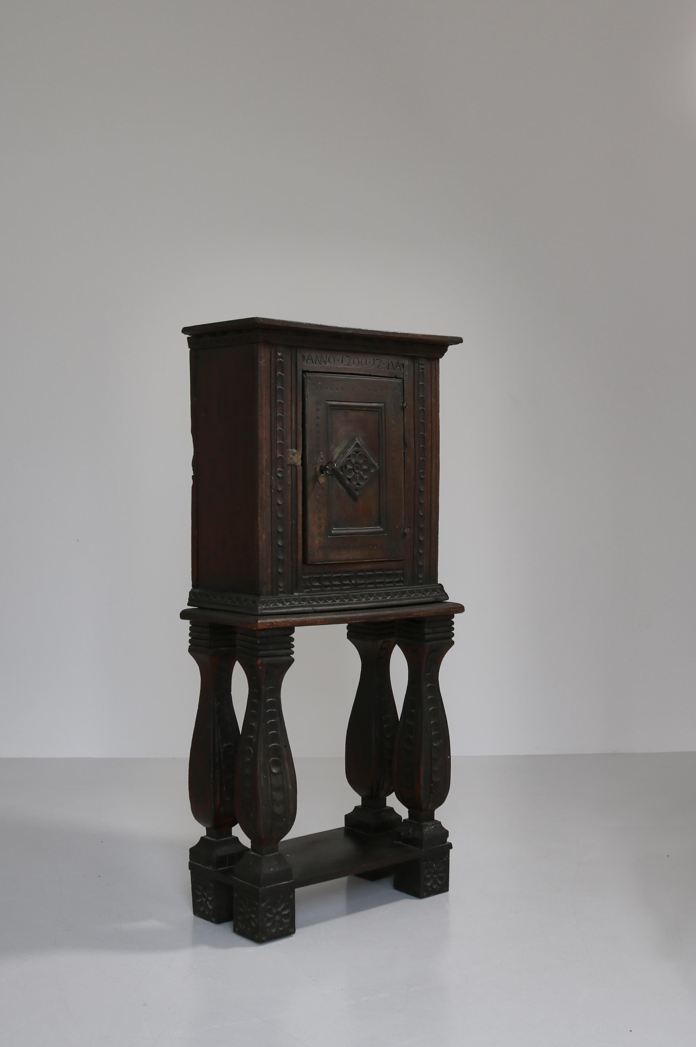 Baroque Ancienne armoire baroque en chêne sculpté teinté noir foncé en vente