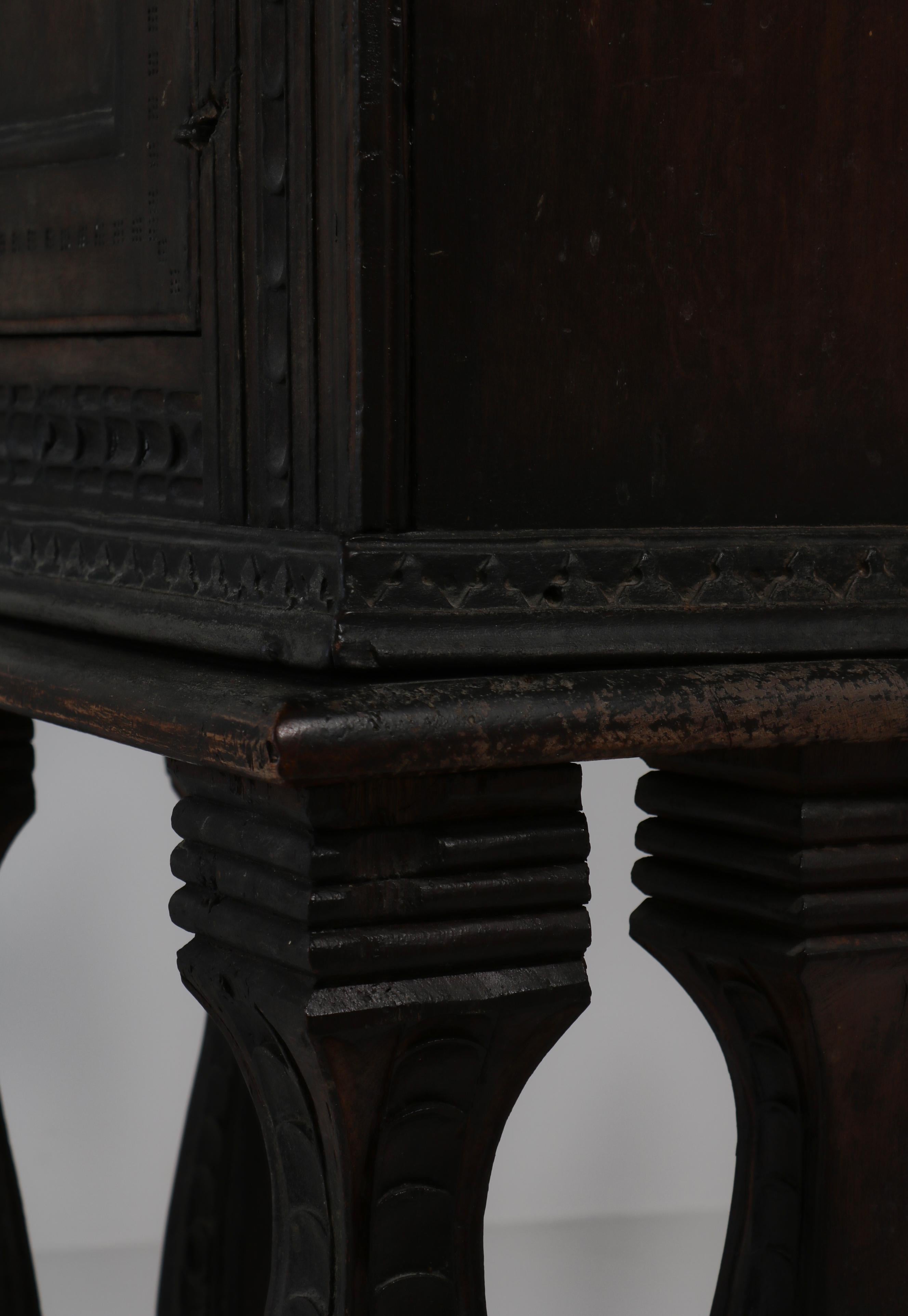 Ancienne armoire baroque en chêne sculpté teinté noir foncé État moyen - En vente à Odense, DK