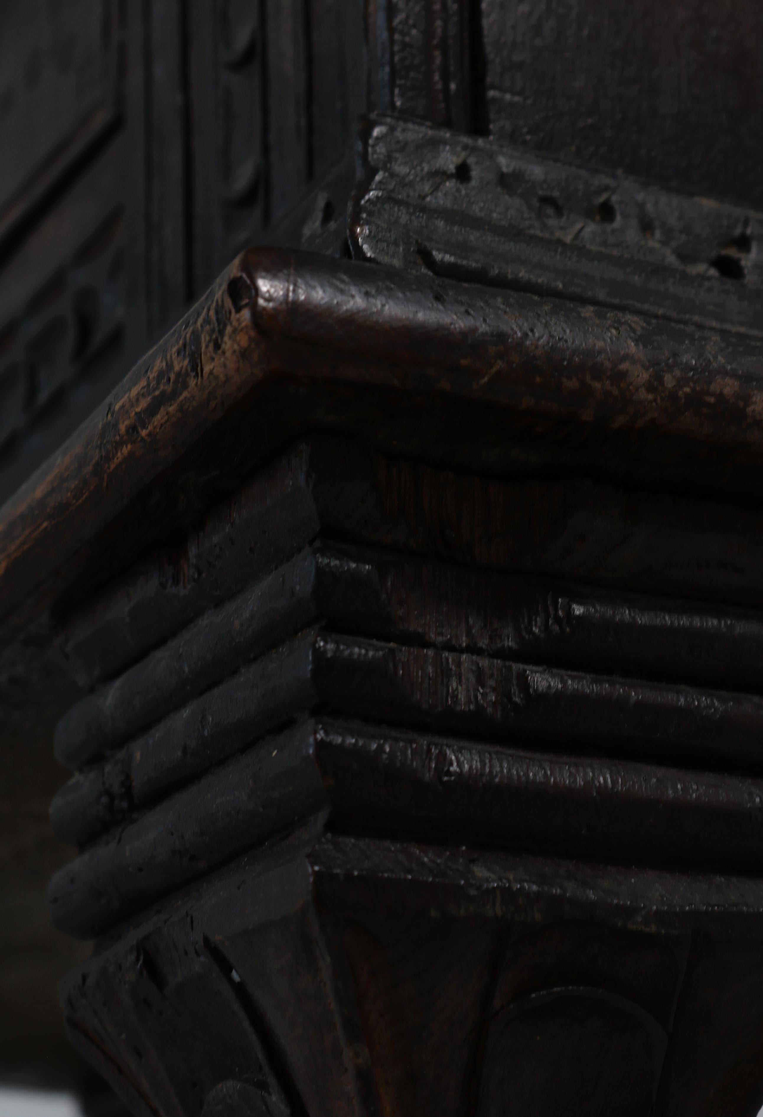 Chêne Ancienne armoire baroque en chêne sculpté teinté noir foncé en vente