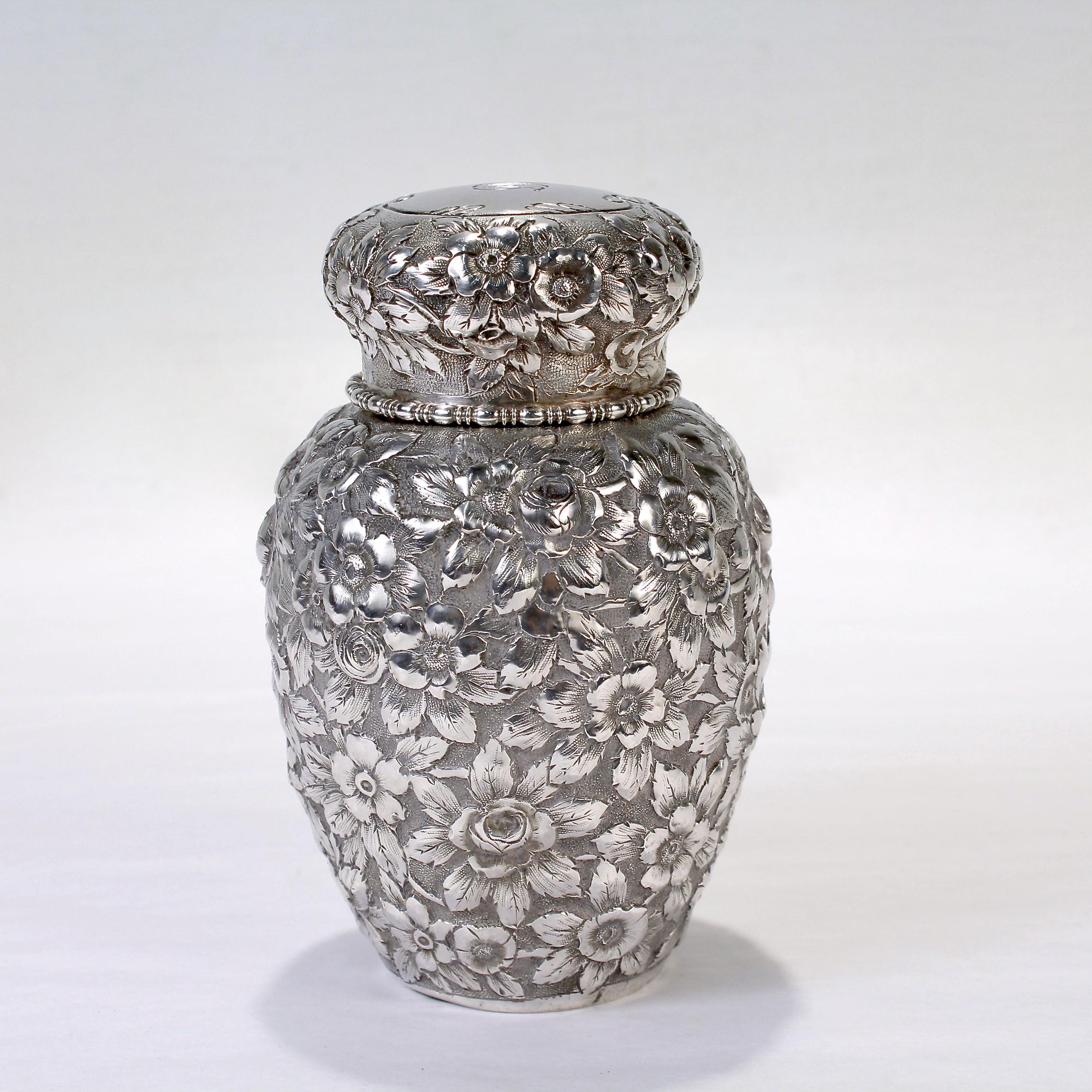Antike antike schwarze, sternförmige und mattierte Repousse-Teekanne aus Sterlingsilber im Zustand „Gut“ in Philadelphia, PA