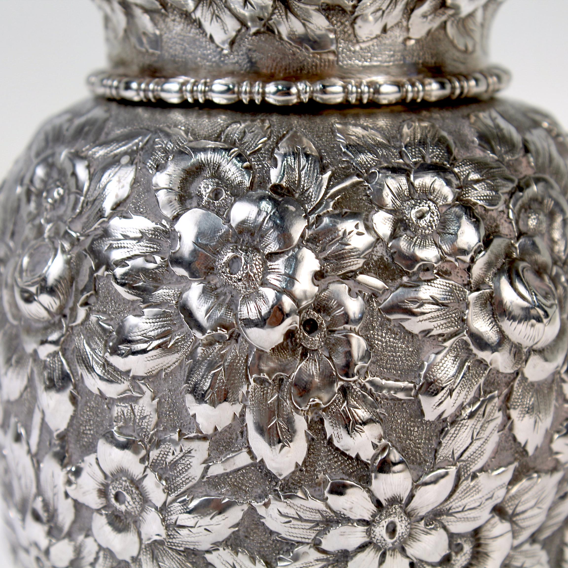 Antike antike schwarze, sternförmige und mattierte Repousse-Teekanne aus Sterlingsilber 1