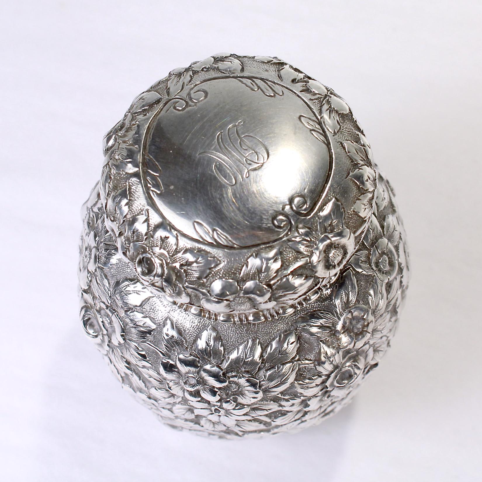 Antike antike schwarze, sternförmige und mattierte Repousse-Teekanne aus Sterlingsilber 2
