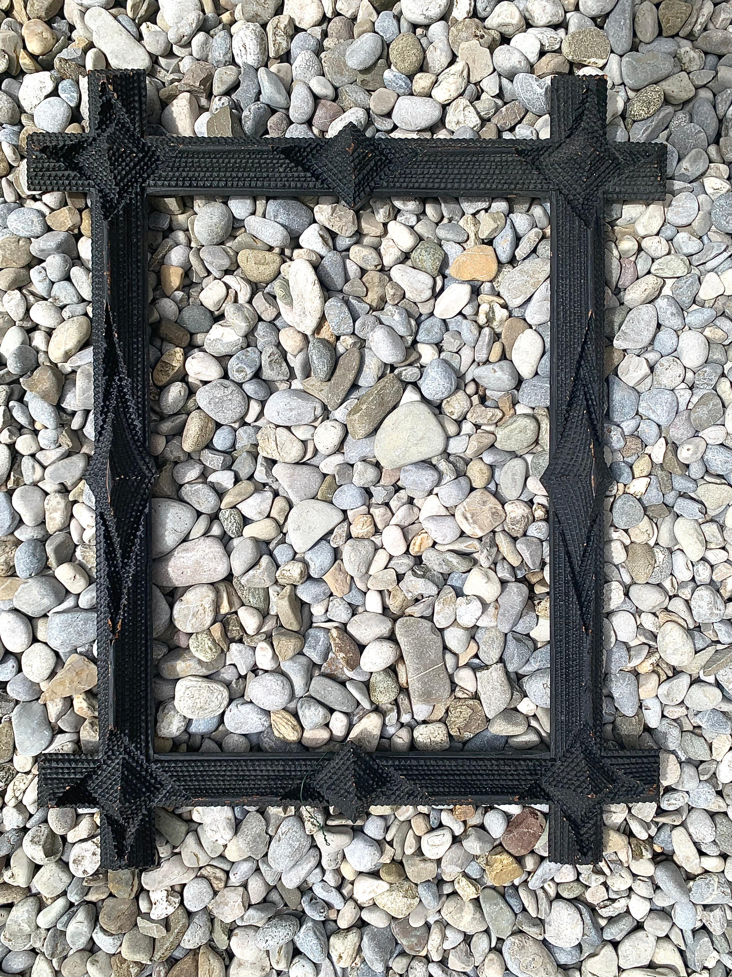 Ce cadre de belle taille a été fabriqué et sculpté à la main dans les dernières décennies du dix-neuvième siècle.  Il est décoré d'étoiles à quatre branches, de pyramides carrées et rectangulaires, de losanges et d'éléments triangulaires.  Il a été