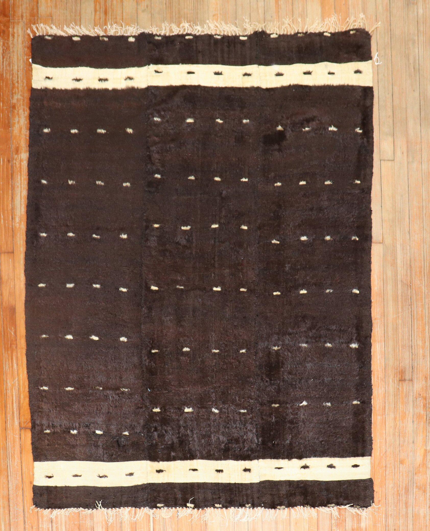 Ein einzigartiger türkischer Sirt-Teppich aus dem frühen 20. Jahrhundert, gewebt aus Mohairwolle. Diese Stücke sind von traditionellen Stammeswebereien inspiriert, werden aber hauptsächlich zu dekorativen Zwecken verwendet und haben einen starken