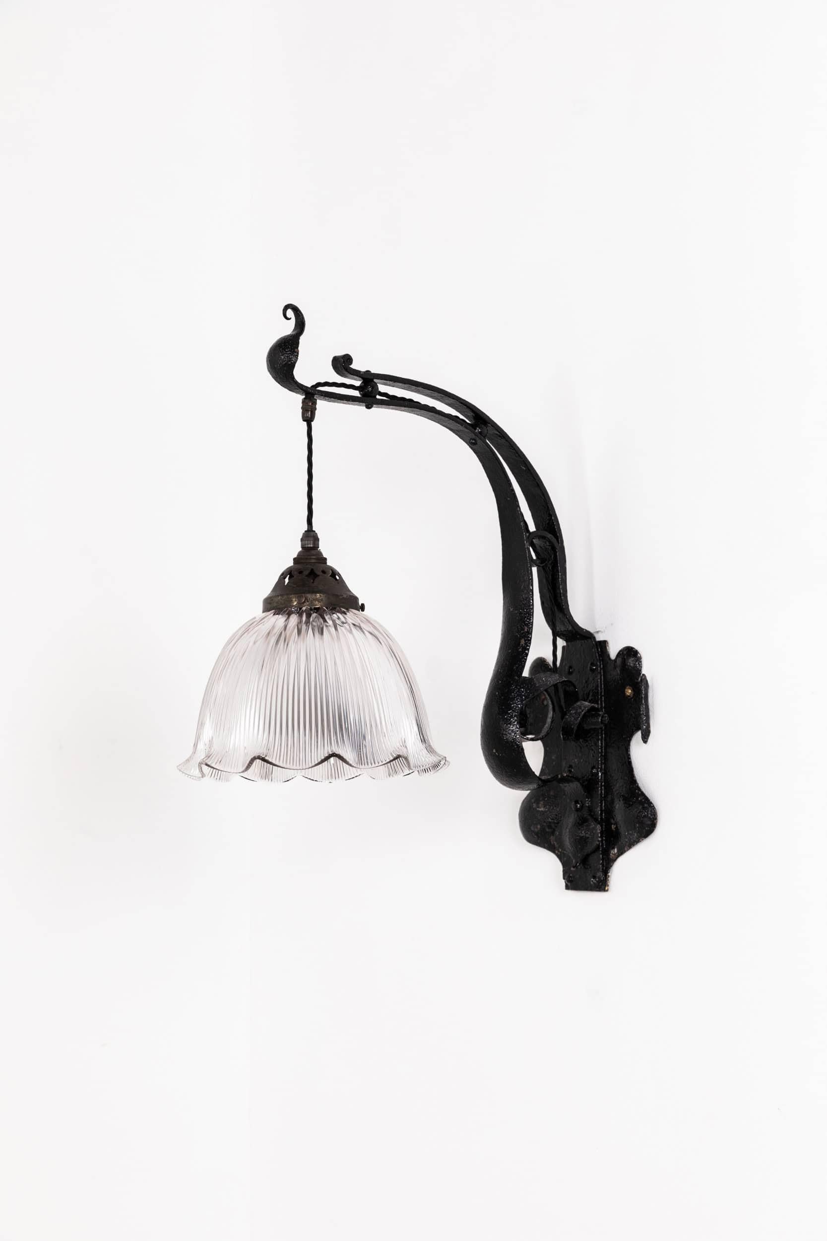 Une incroyable et inhabituelle grande lampe murale fabriquée par un forgeron. C.C.1910.

Entièrement réalisée à la main par un forgeron expérimenté, cette pièce présente un élégant design Arts & Crafts, magnifiquement complété par un abat-jour en