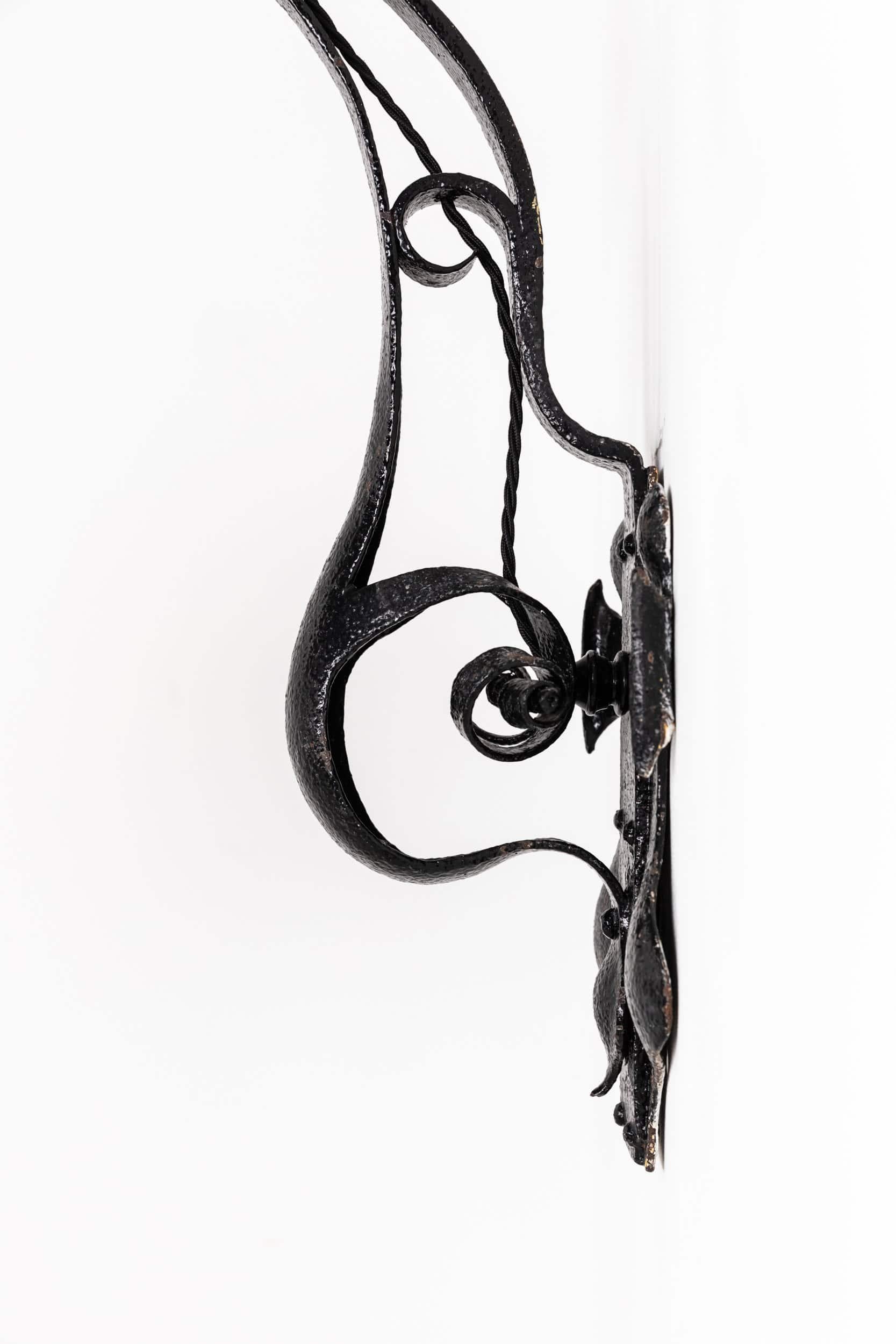 Arts and Crafts Ancienne lampe murale en verre prismatique Holophane faite par un forgeron Arts & Crafts c.1890 en vente