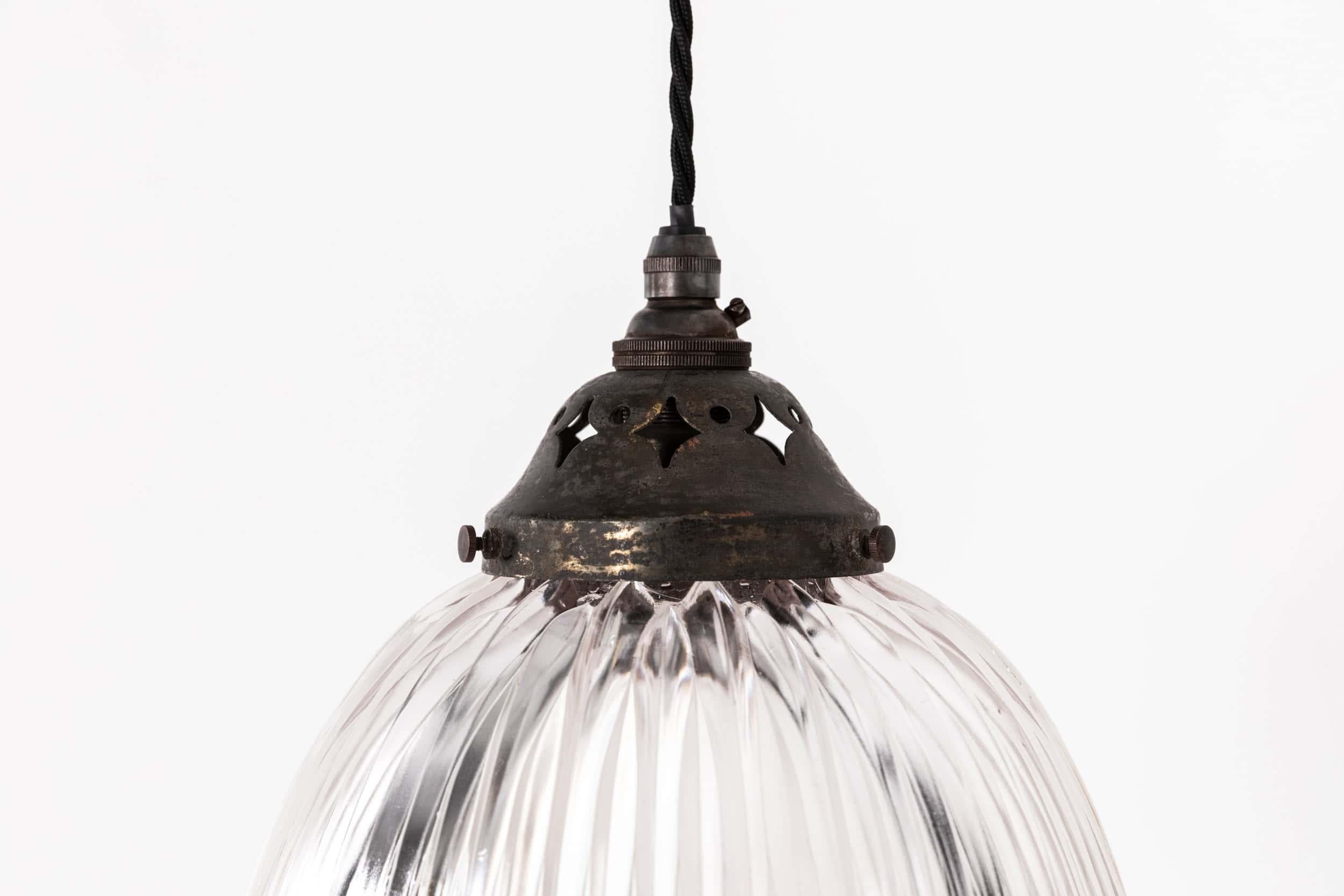 Fait main Ancienne lampe murale en verre prismatique Holophane faite par un forgeron Arts & Crafts c.1890 en vente