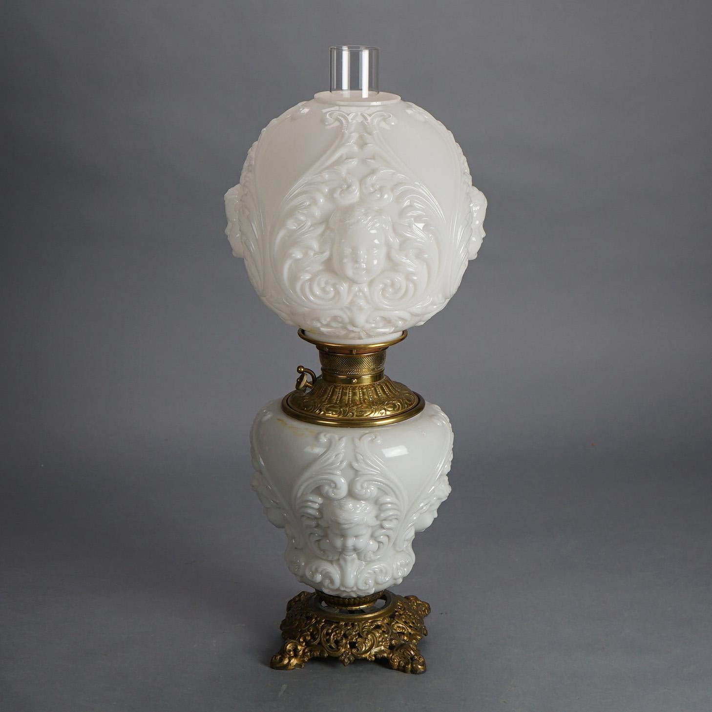 Lampe à huile ancienne Blanc de Chine Cupidon Autant en emporte le vent avec verre soufflé et monture en bronze et laiton fondu feuillagé v1900

Mesures - 25 