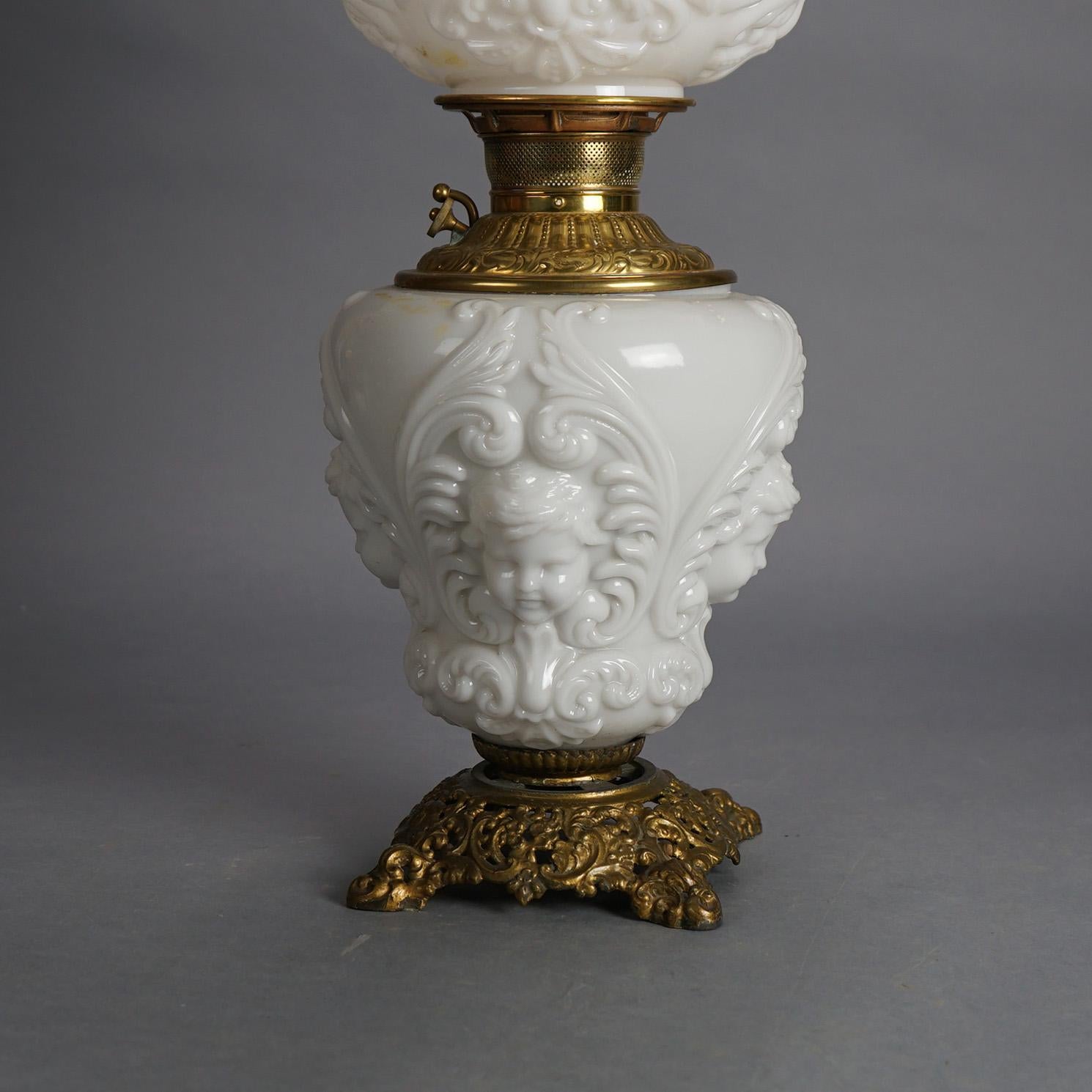 Antike Blanc De Chine Messing & Bronze Amor-Öllampe mit ausgeblasenem Glas um 1900 im Zustand „Gut“ im Angebot in Big Flats, NY