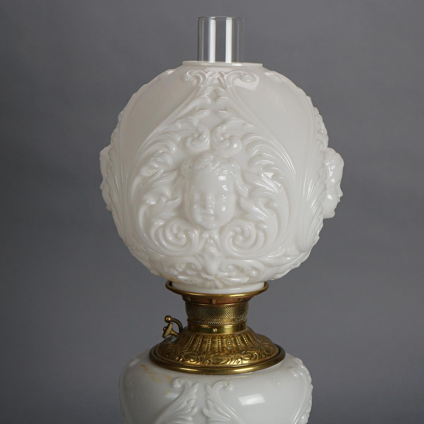 20ième siècle Ancienne lampe à huile Cupidon en laiton et bronze de Chine avec verre soufflé vers 1900 en vente