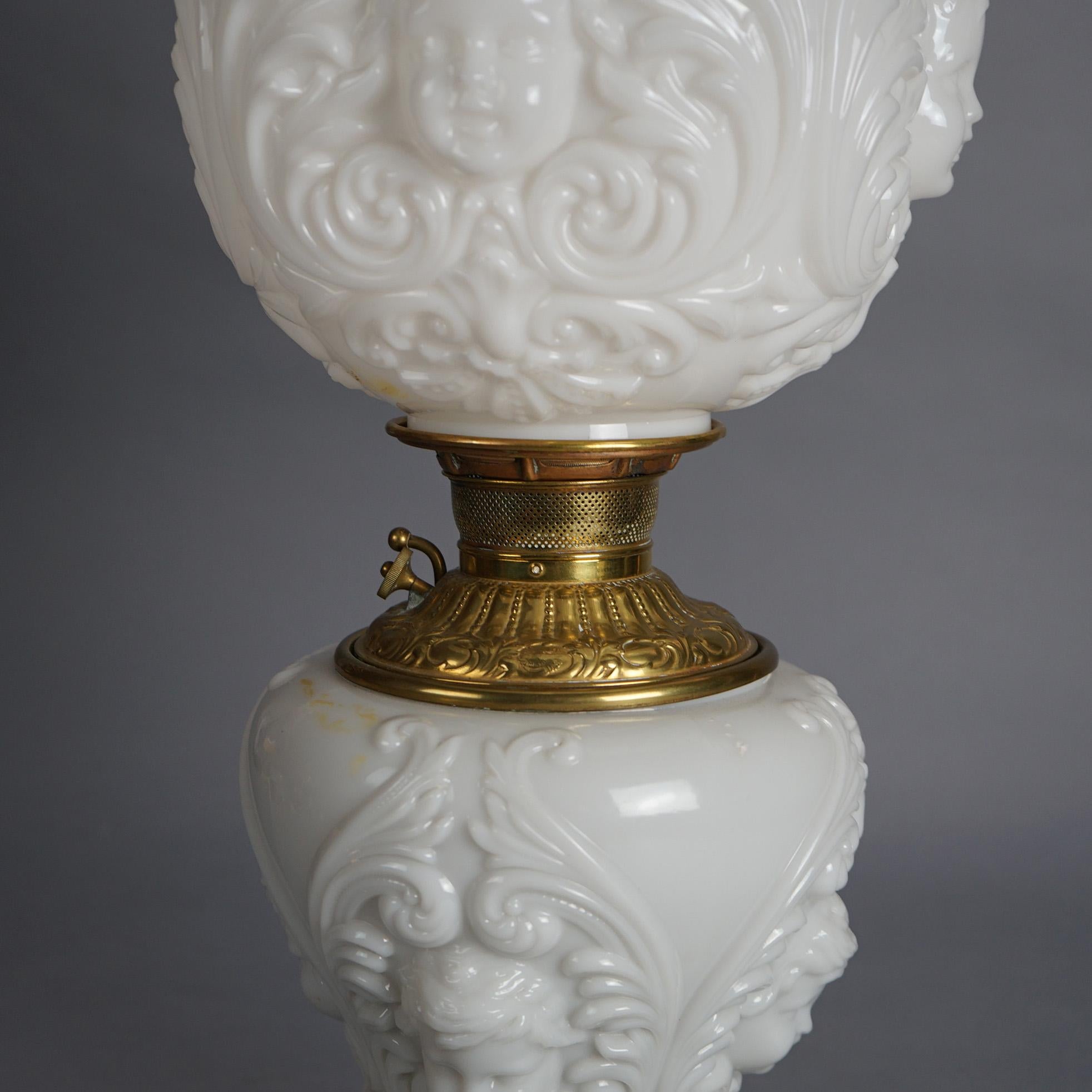 Laiton Ancienne lampe à huile Cupidon en laiton et bronze de Chine avec verre soufflé vers 1900 en vente