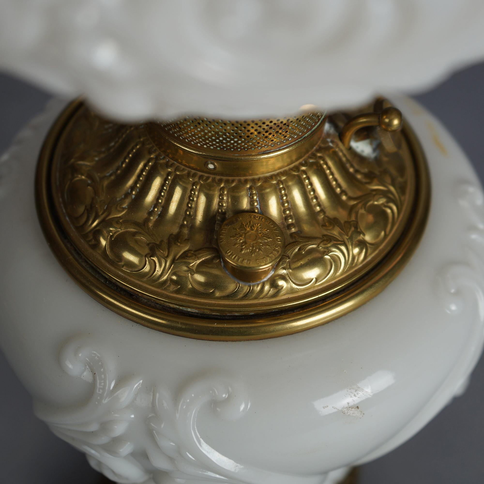 Antike Blanc De Chine Messing & Bronze Amor-Öllampe mit ausgeblasenem Glas um 1900 im Angebot 3