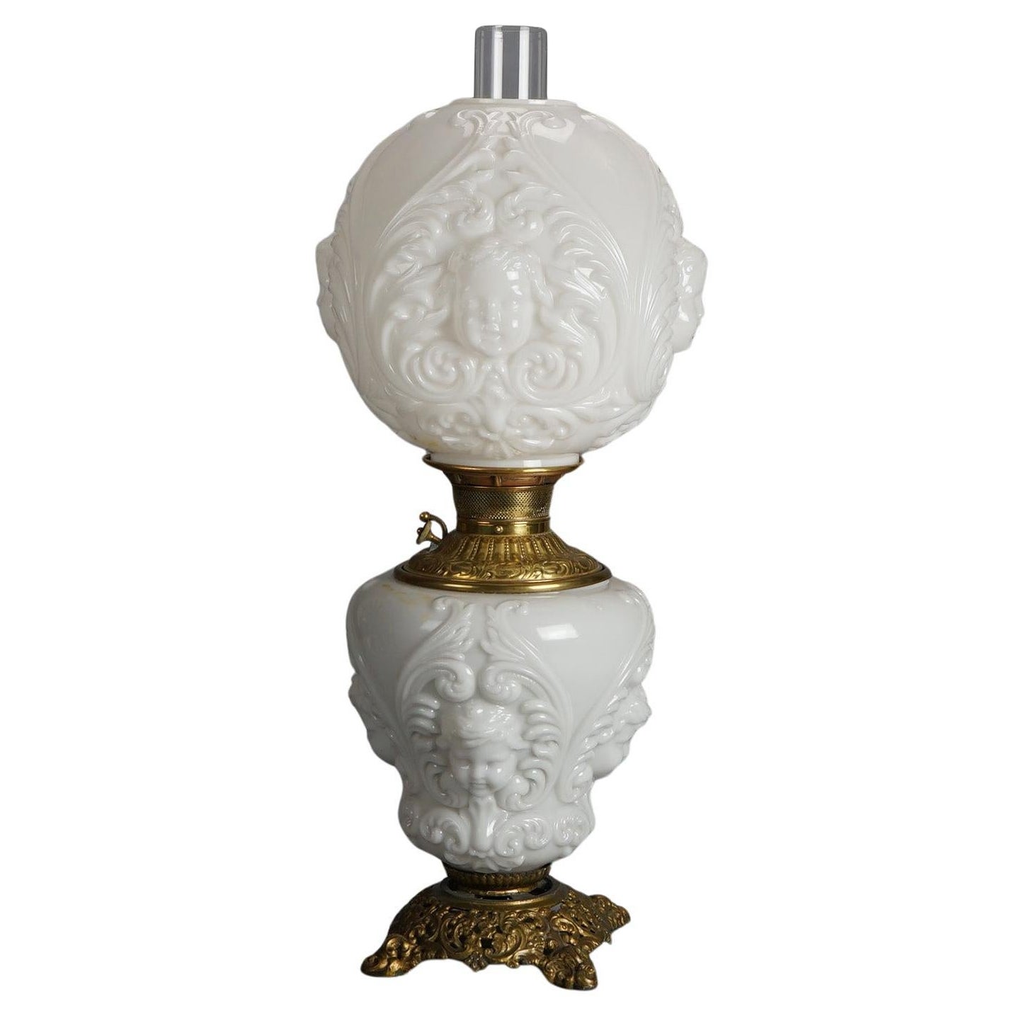 Antiguo candil de Cupido de latón y bronce Blanc De Chine con vidrio soplado c1900 en venta