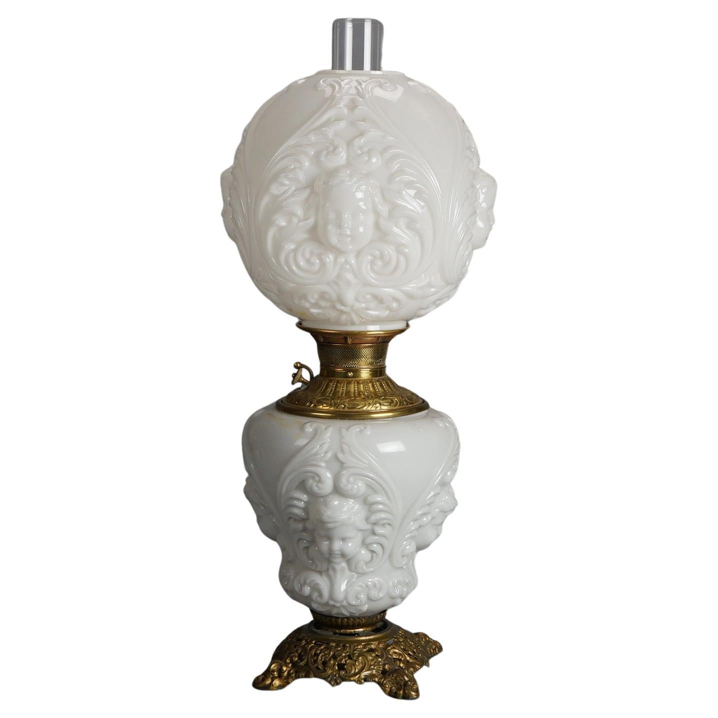 Antike Blanc De Chine Messing & Bronze Amor-Öllampe mit ausgeblasenem Glas um 1900
