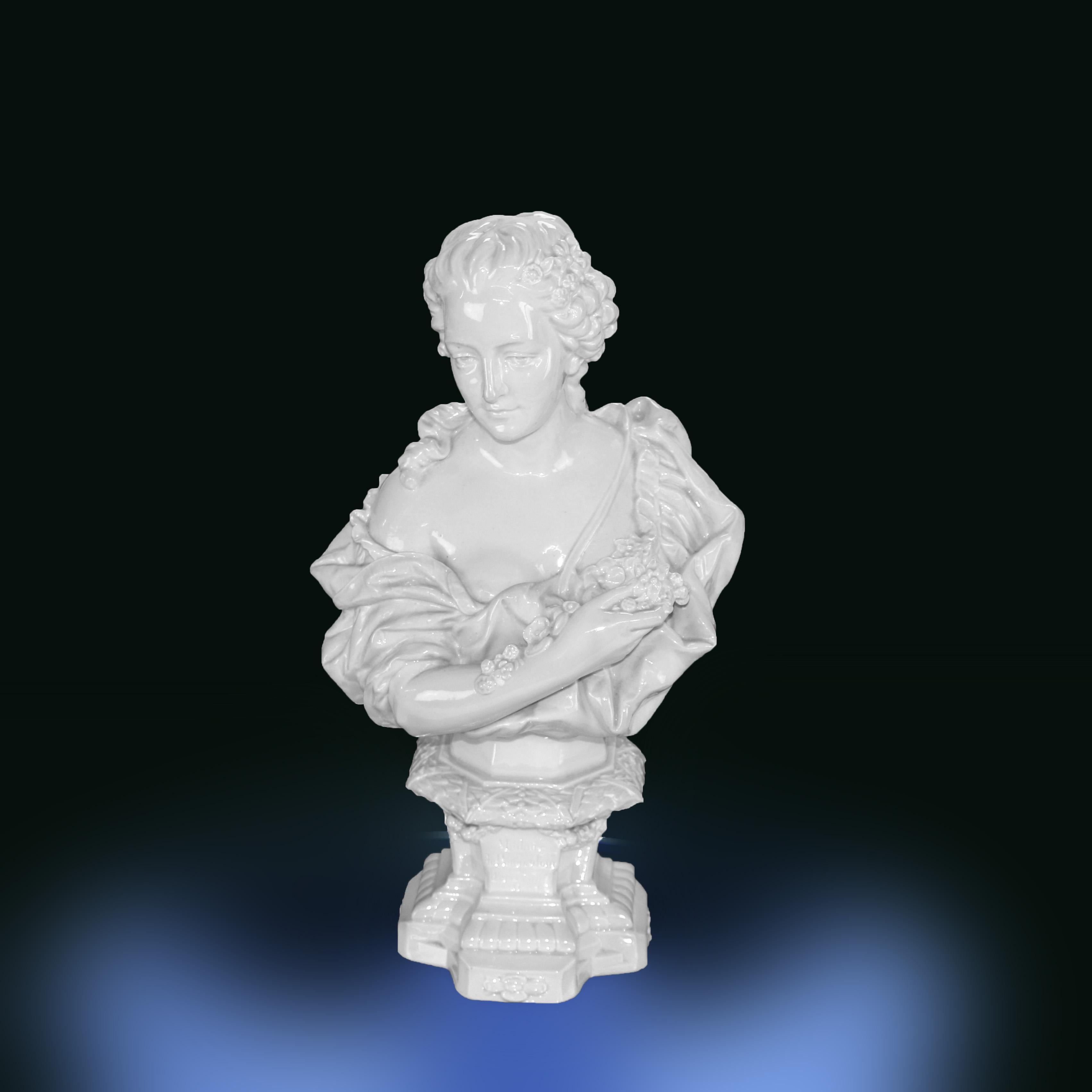 Antico busto di donna in ceramica classica Blanc De Chine firmato C1890.   
.   
Misure: 13,25