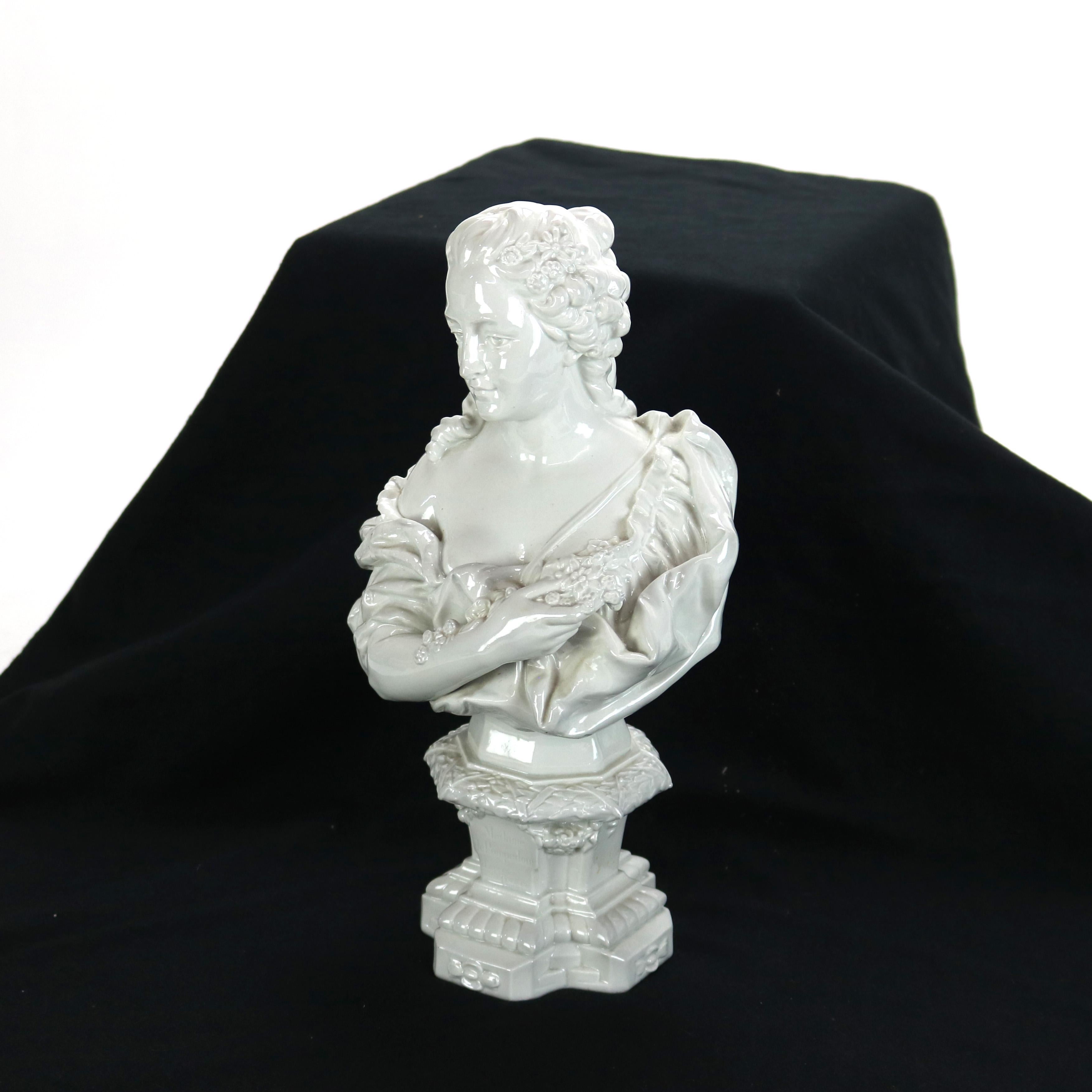 Terracotta Antico busto di donna in ceramica classica Blanc De Chine firmato C1890 in vendita