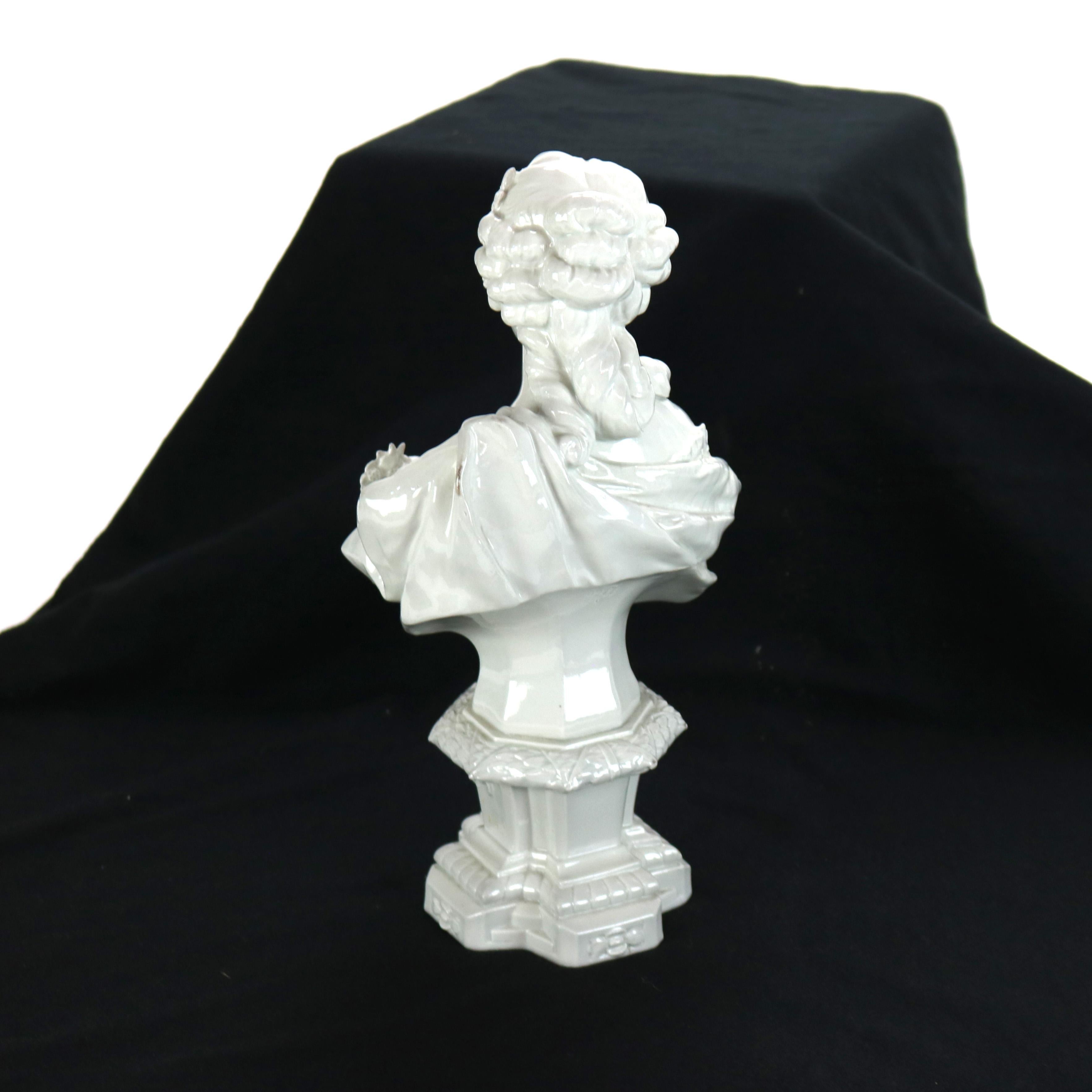 Antico busto di donna in ceramica classica Blanc De Chine firmato C1890 in vendita 1