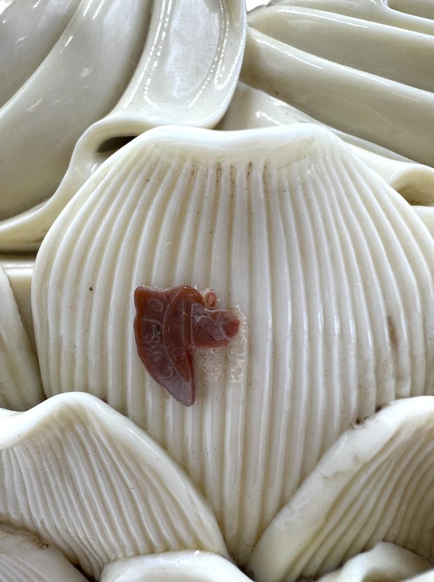 Figurine ancienne en porcelaine blanche de Chine de Guanyin en vente 9