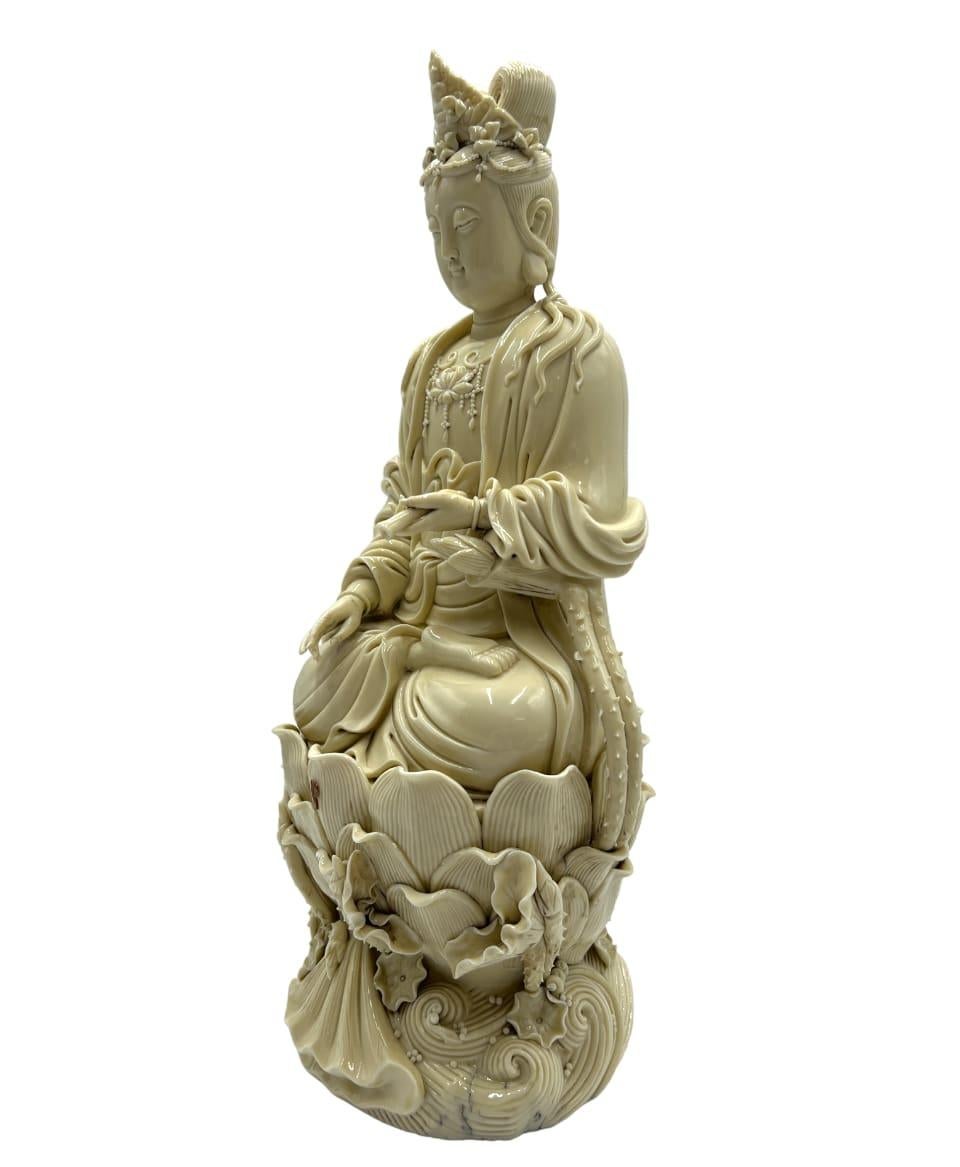 Chinois Figurine ancienne en porcelaine blanche de Chine de Guanyin en vente