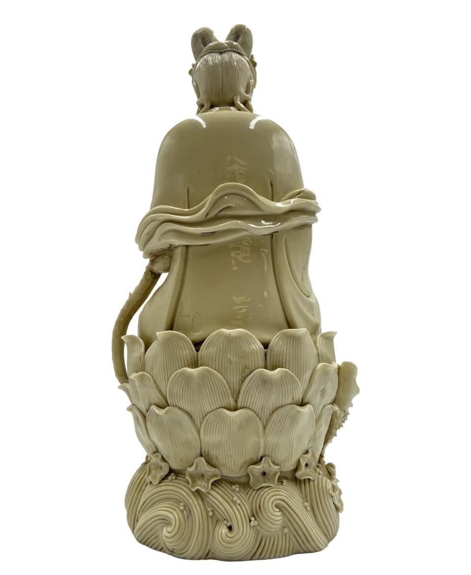 Antique Blanc De Chine Porcelain Figurine of Guanyin In Good Condition For Sale In Palm Beach Gardens, FL