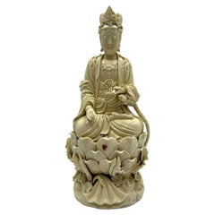 Figurine ancienne en porcelaine blanche de Chine de Guanyin