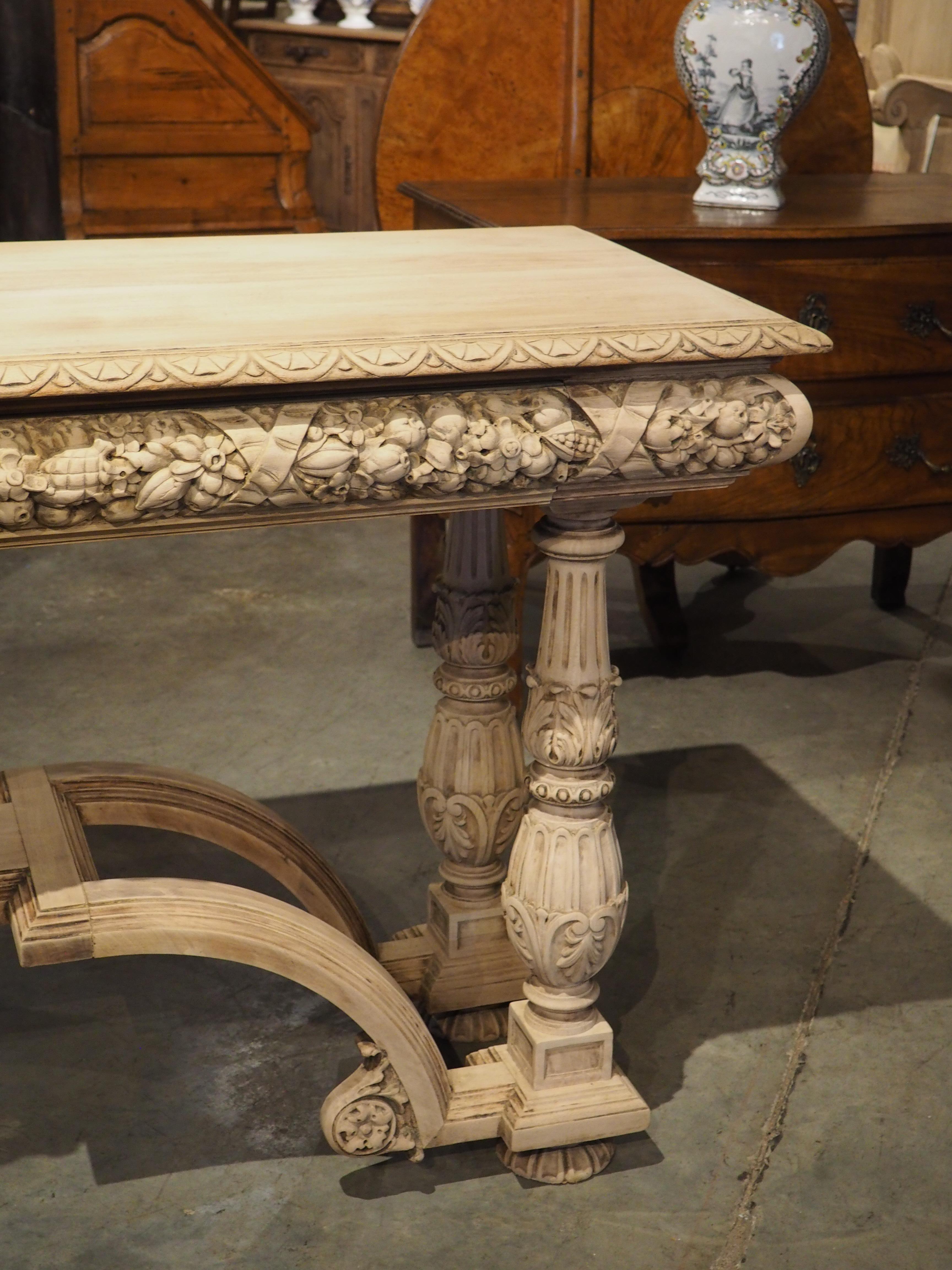 Français Table console ancienne en bois de noyer blanchi, fin des années 1800 en vente