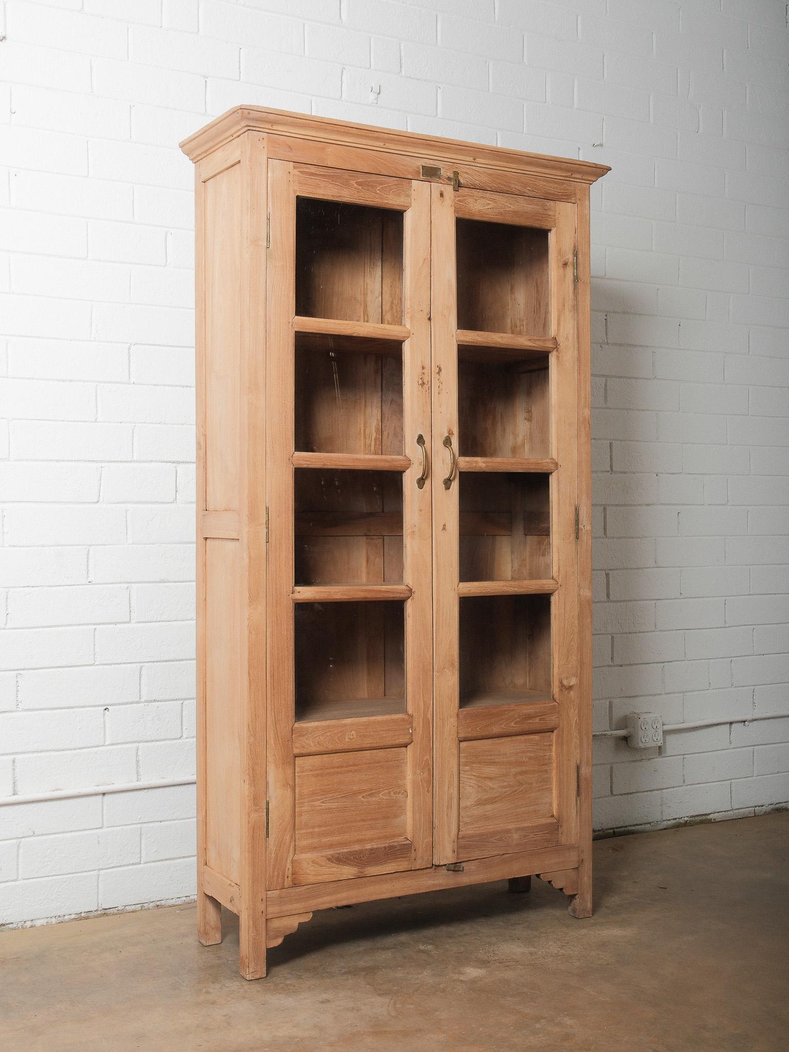 Antiker gebleichter Glasfrontschrank Vitrinenschrank (Rustikal) im Angebot