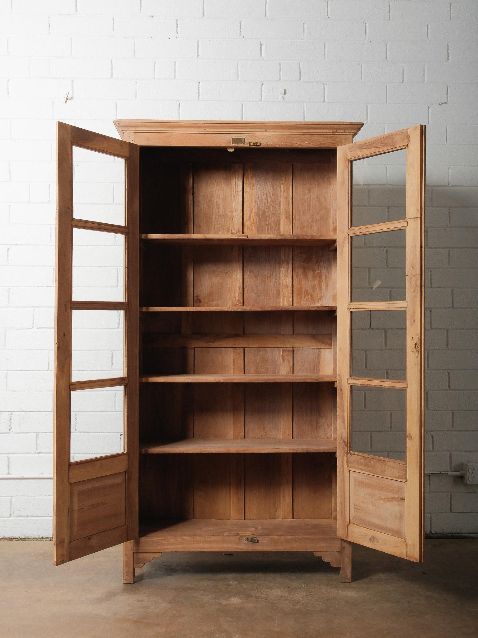 Antiker gebleichter Glasfrontschrank Vitrinenschrank (Indisch) im Angebot