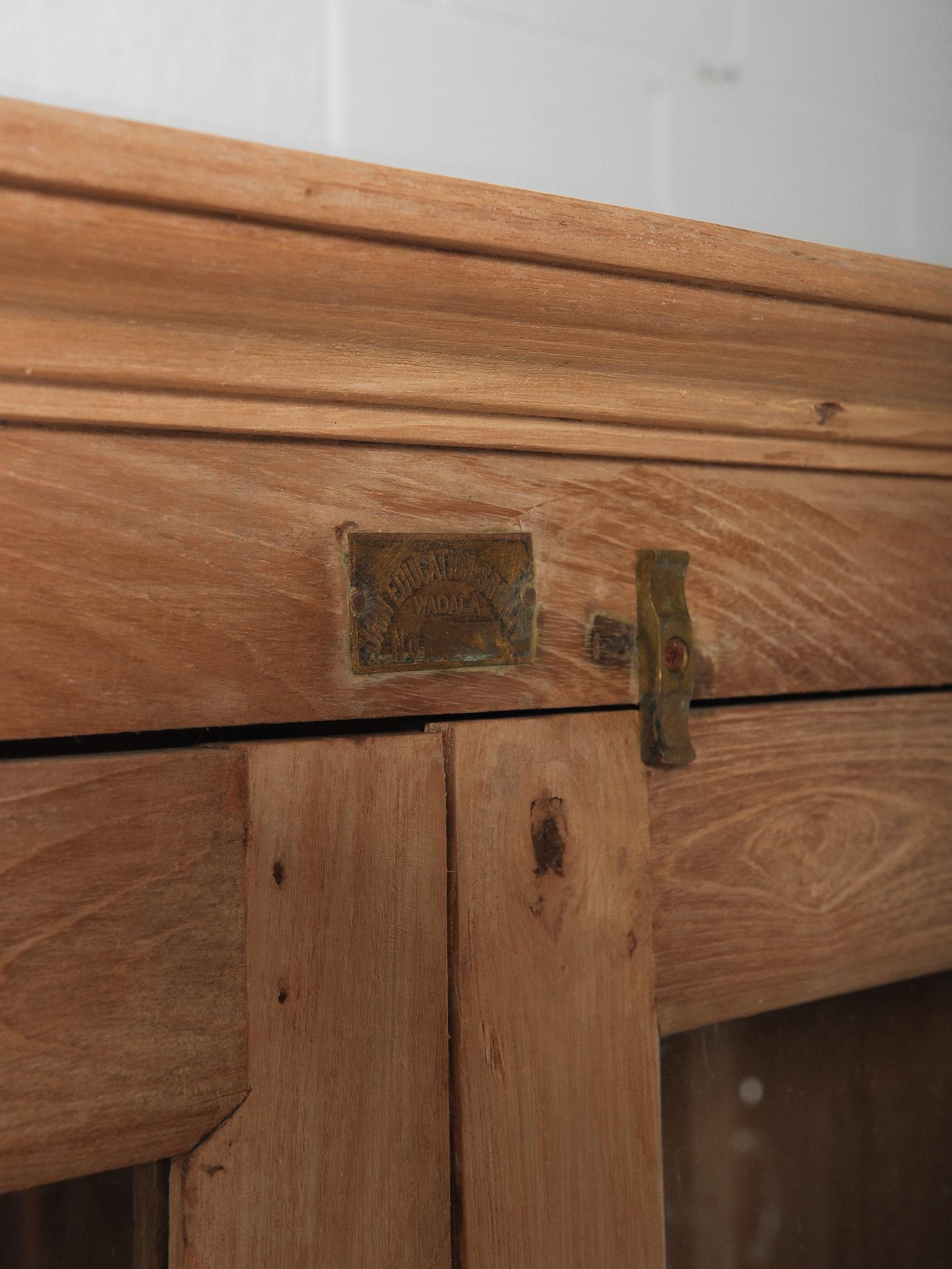 Antiker gebleichter Glasfrontschrank Vitrinenschrank im Zustand „Gut“ im Angebot in High Point, NC