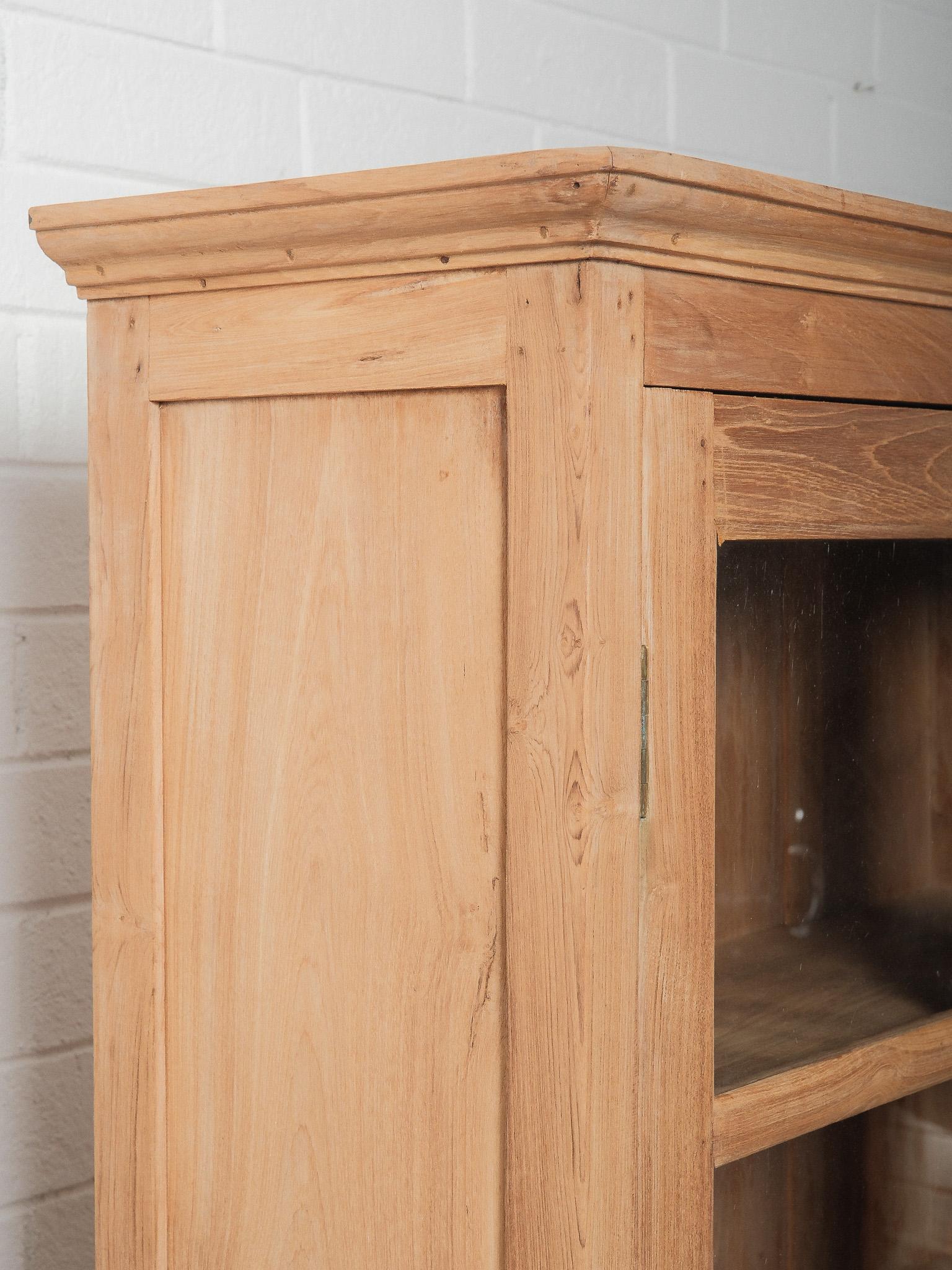 Antiker gebleichter Glasfrontschrank Vitrinenschrank (20. Jahrhundert) im Angebot