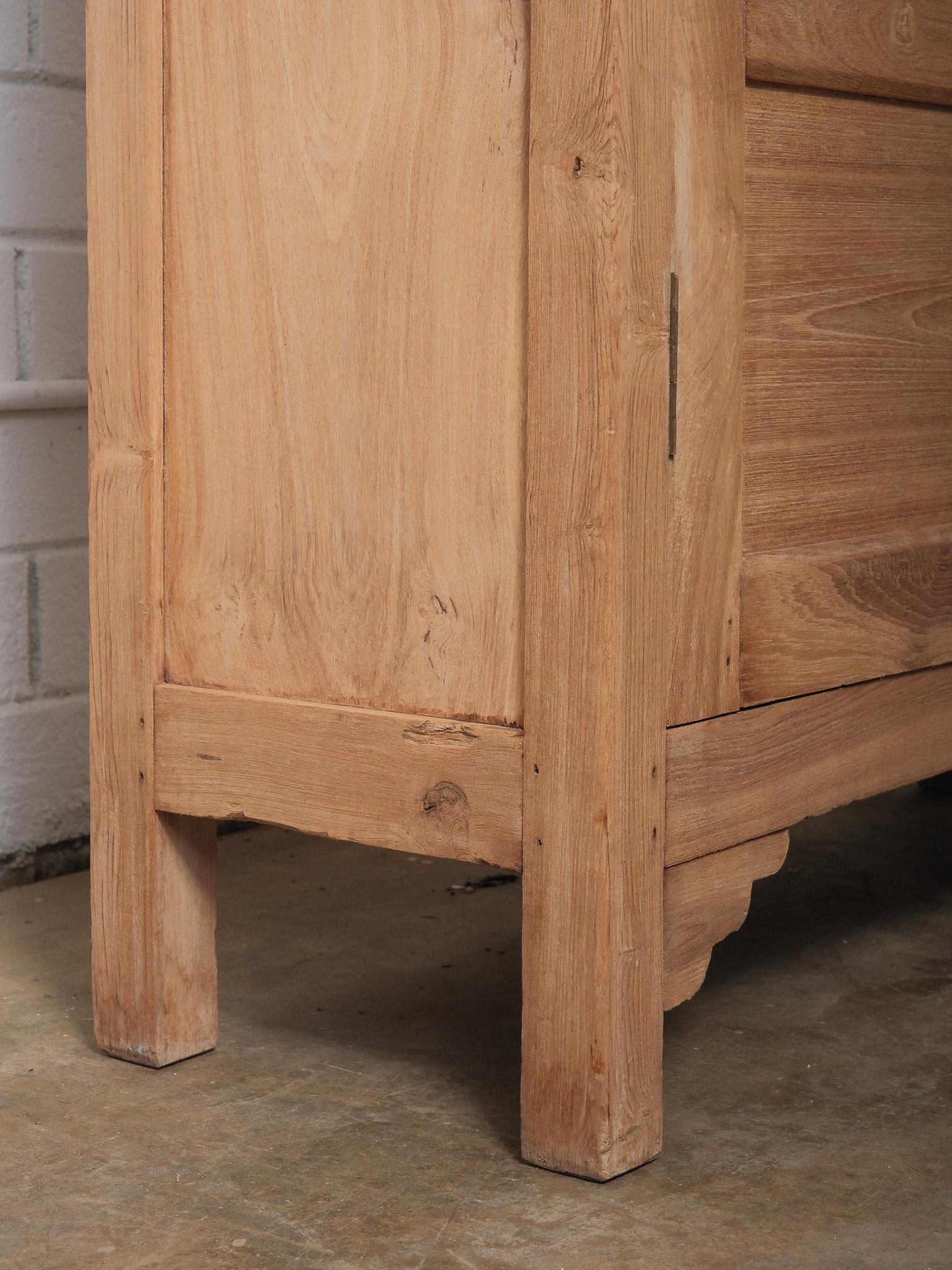 Antiker gebleichter Glasfrontschrank Vitrinenschrank (Holz) im Angebot