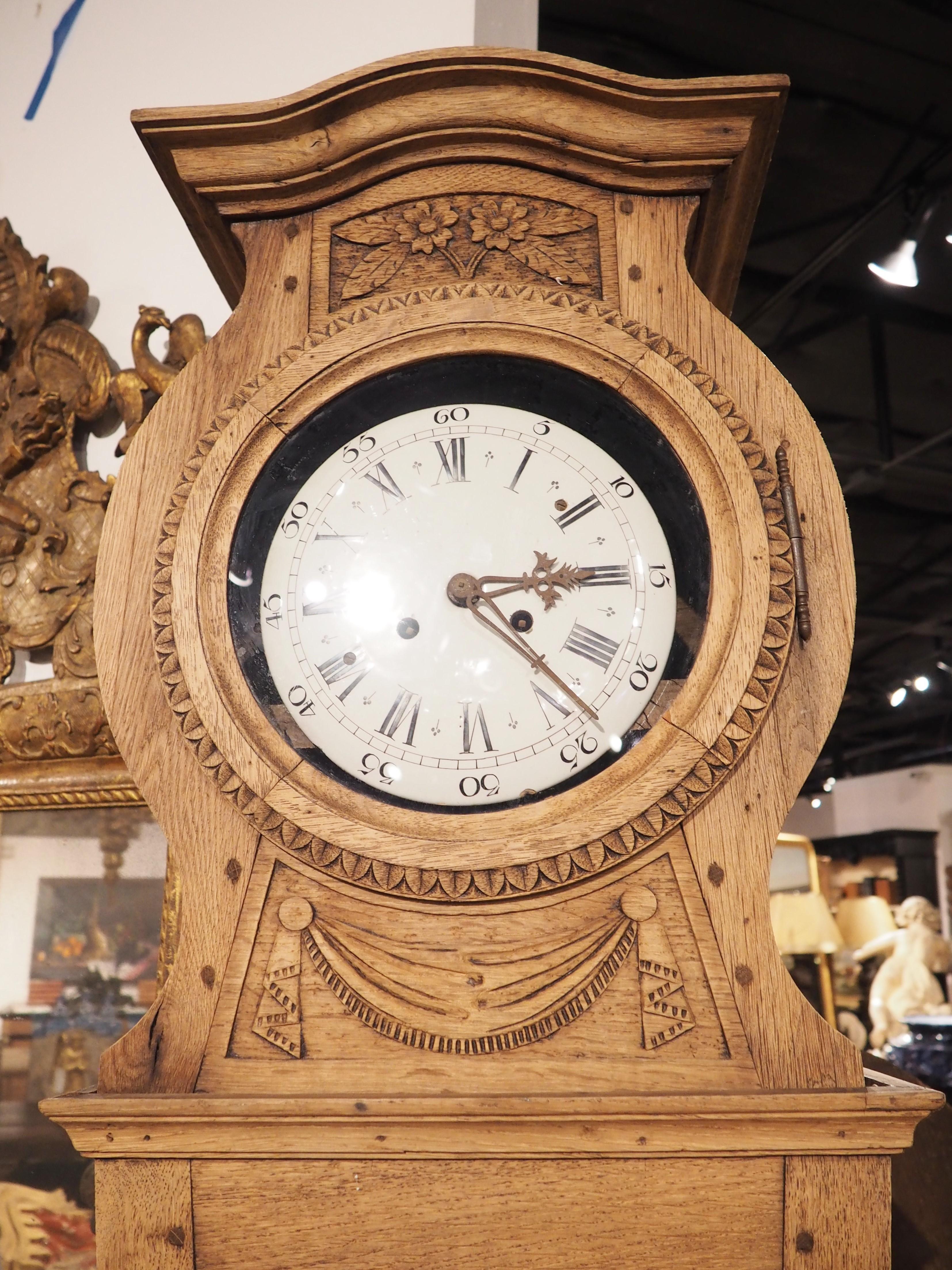 Antikes Uhrengehäuse aus gebleichter Eiche im Louis-XVI-Stil Demoiselle-Stil, um 1890 im Zustand „Gut“ im Angebot in Dallas, TX